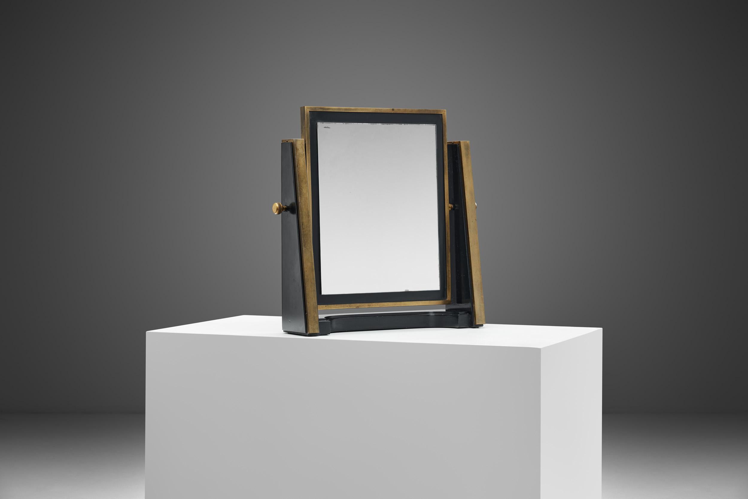 Gli specchi sono pezzi versatili dell'arredamento d'interni con diversi vantaggi e utilizzi. Fondendo forma e funzione, gli specchi da tavolo offrono una riflessione utile e al tempo stesso un punto focale di grande impatto. Questo modello italiano