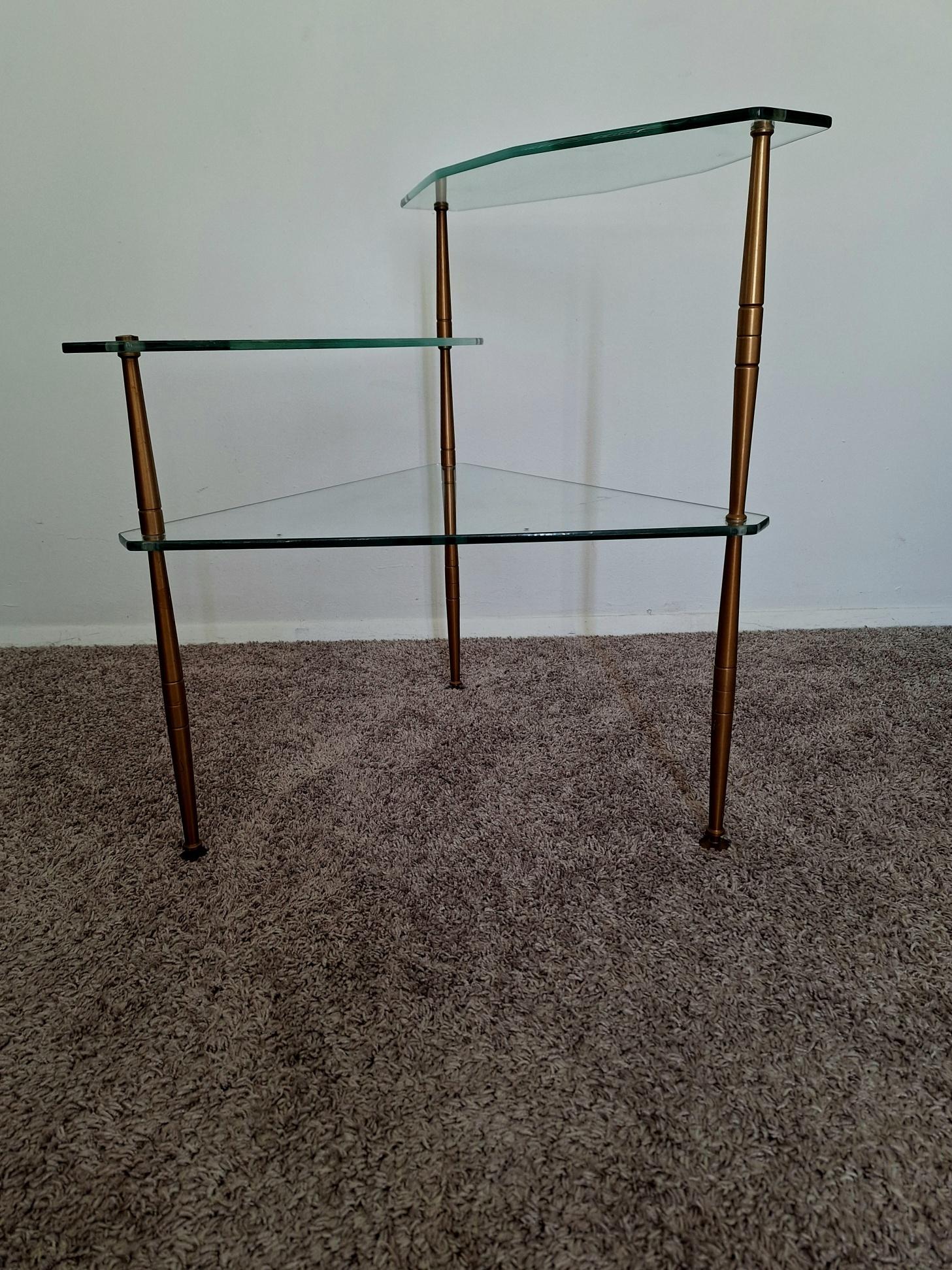 Mid-Century Modern Laiton italien et trois étages  Verre  Étagère en vente