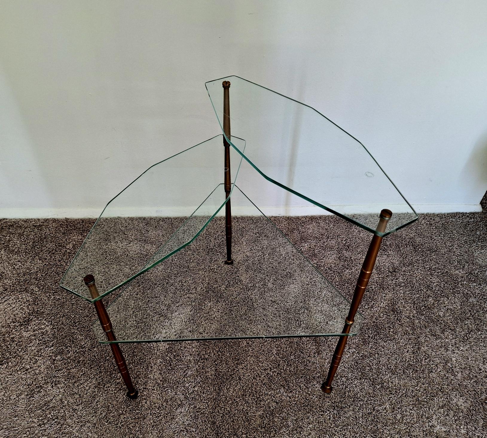 Laiton italien et trois étages  Verre  Étagère Bon état - En vente à Los Angeles, CA