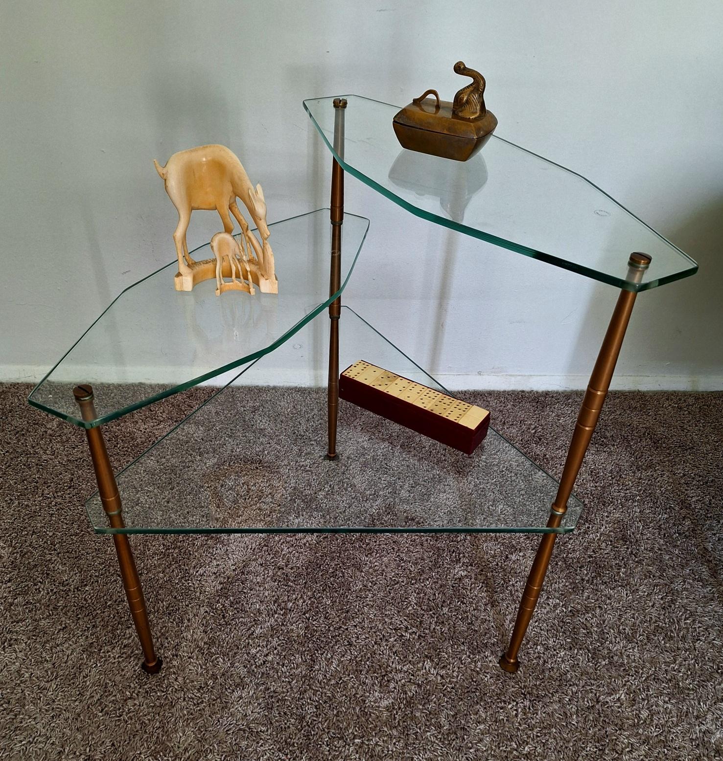 Milieu du XXe siècle Laiton italien et trois étages  Verre  Étagère en vente