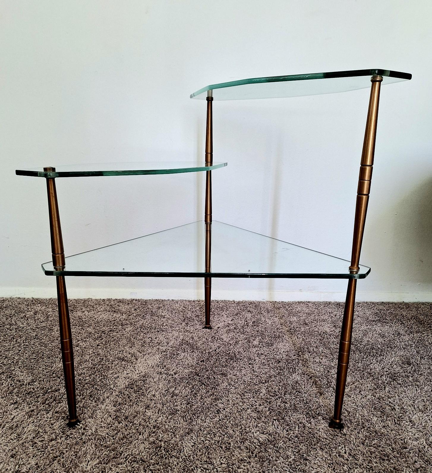 Laiton italien et trois étages  Verre  Étagère en vente 2