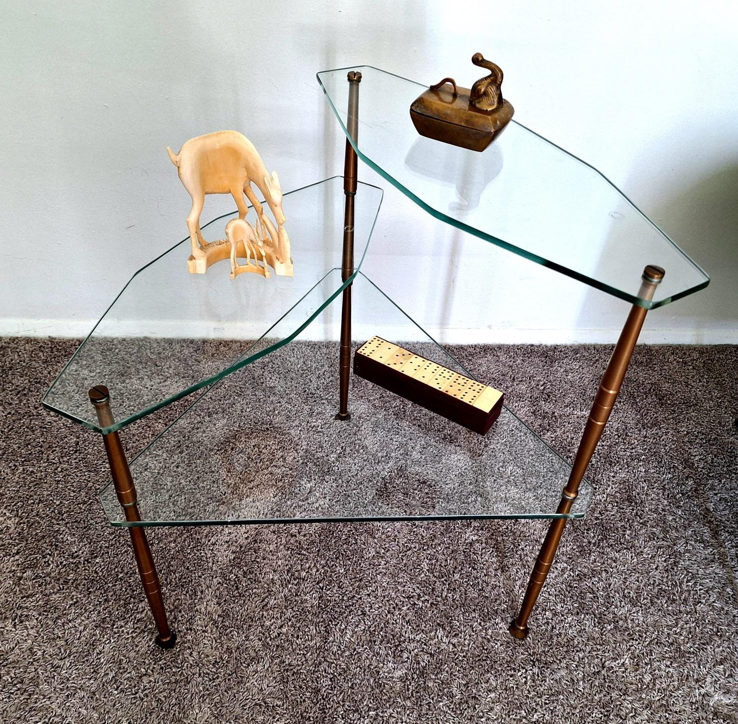 Laiton italien et trois étages  Verre  Étagère en vente 3