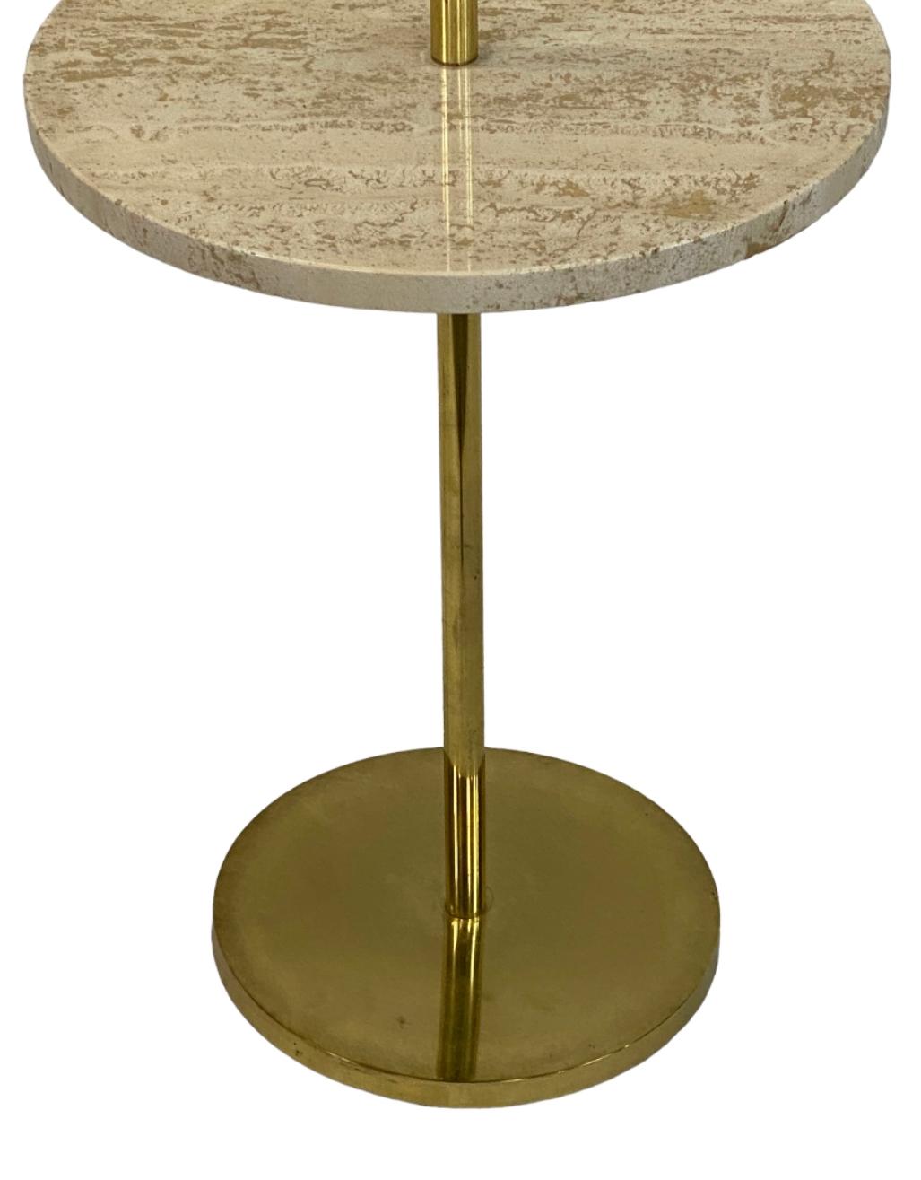 Elegant lampadaire moderne du milieu du siècle avec table à plateau. Exécuté en marbre travertin italien et en laiton. Signé 