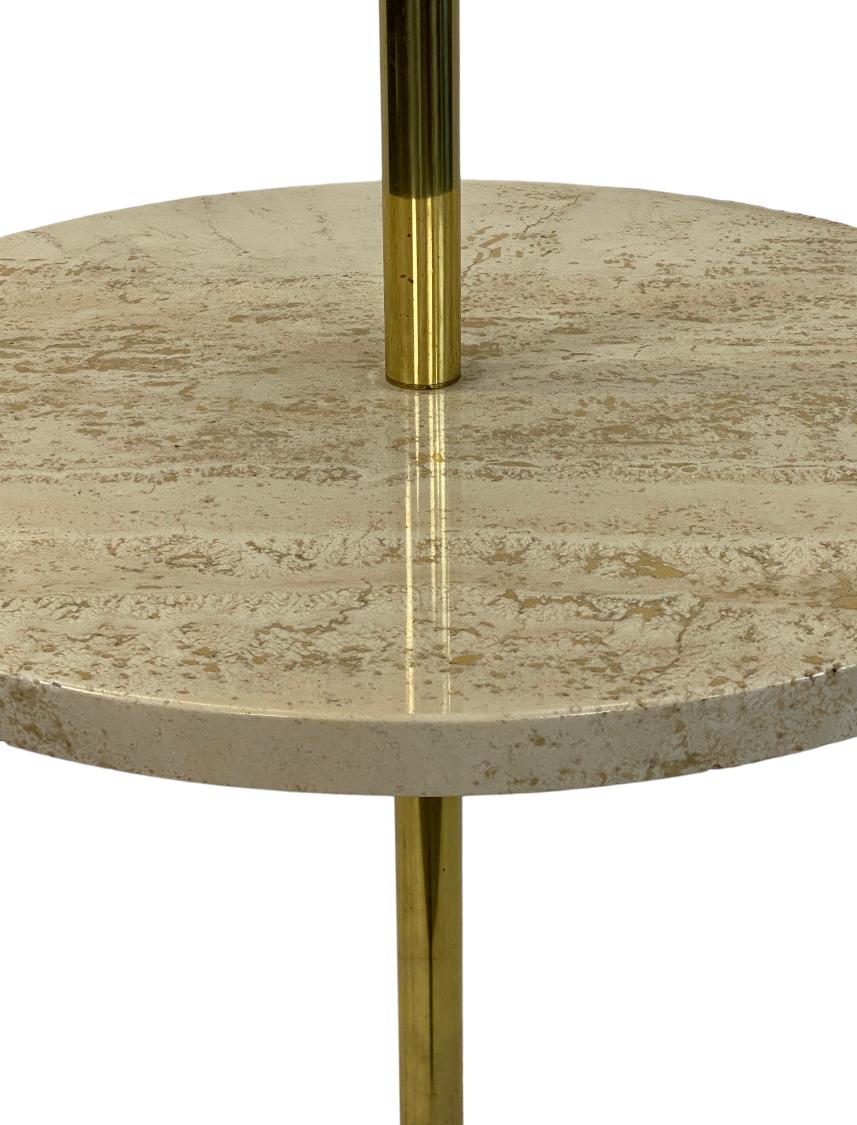 Mid-Century moderno Lampada da terra in ottone e travertino in vendita