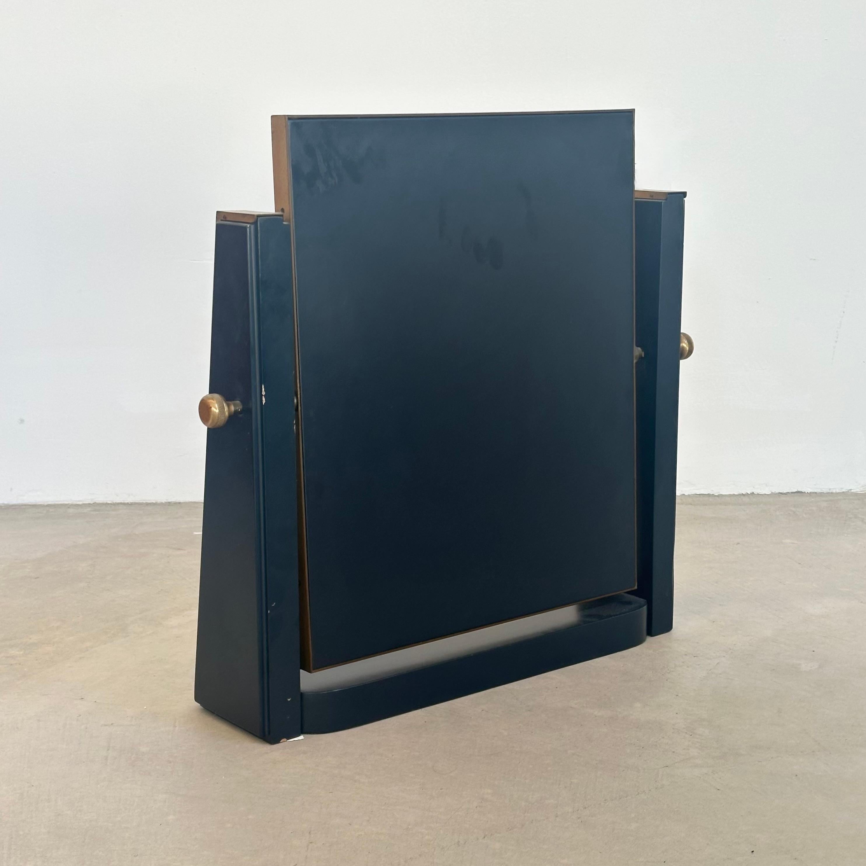 Milieu du XXe siècle Miroir de table italien en laiton et bois en vente