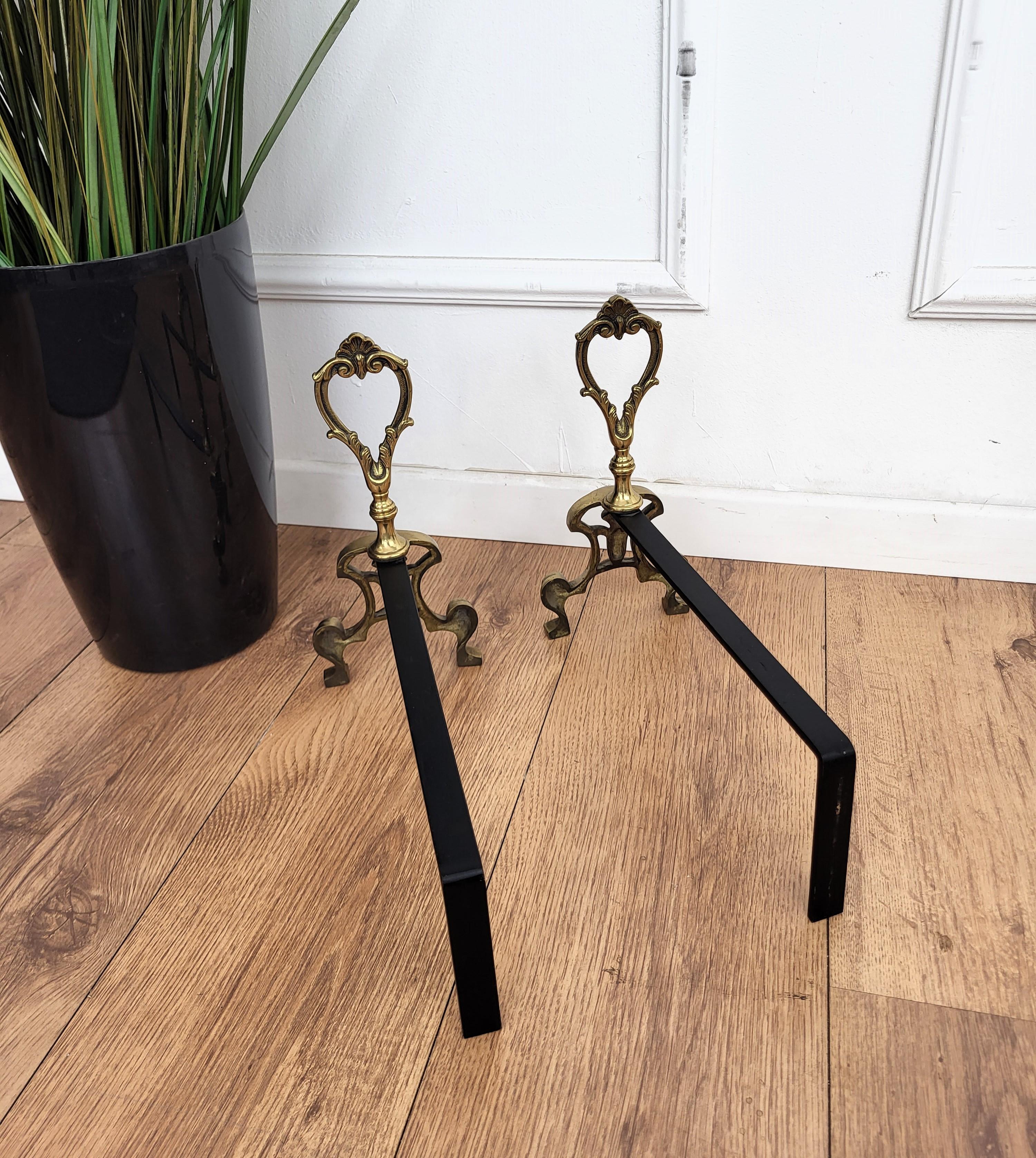 Italian Brass and Wrought Iron Pair of Andirons Log Holder Bon état - En vente à Carimate, Como
