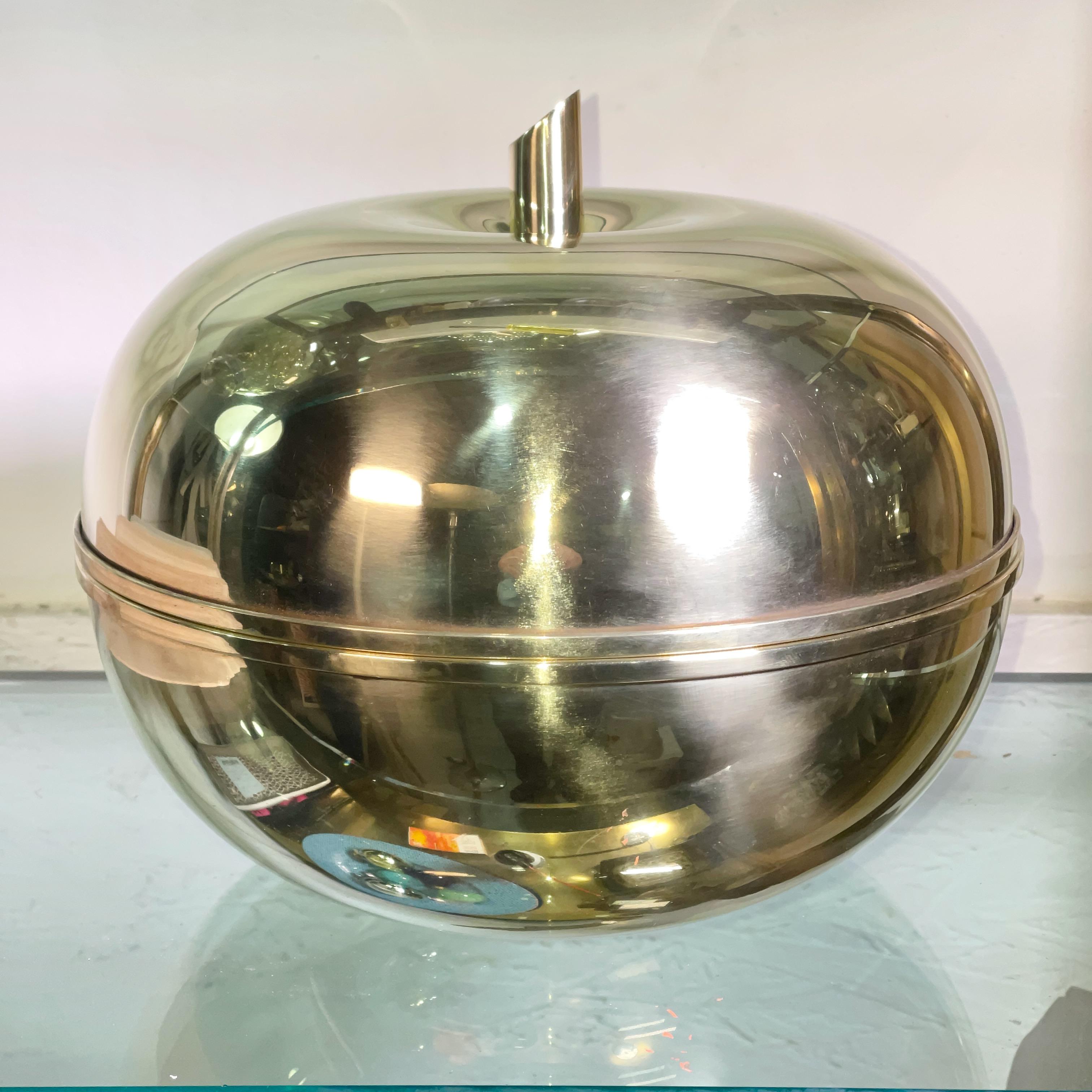 Vintage Italian double walled ice bucket or vide poche in the form of an apple in polished brass with gold plating interior attributed to Luciano Frigerio  (1928-1991)  for Cellini Arte.
Professionally polished. 

