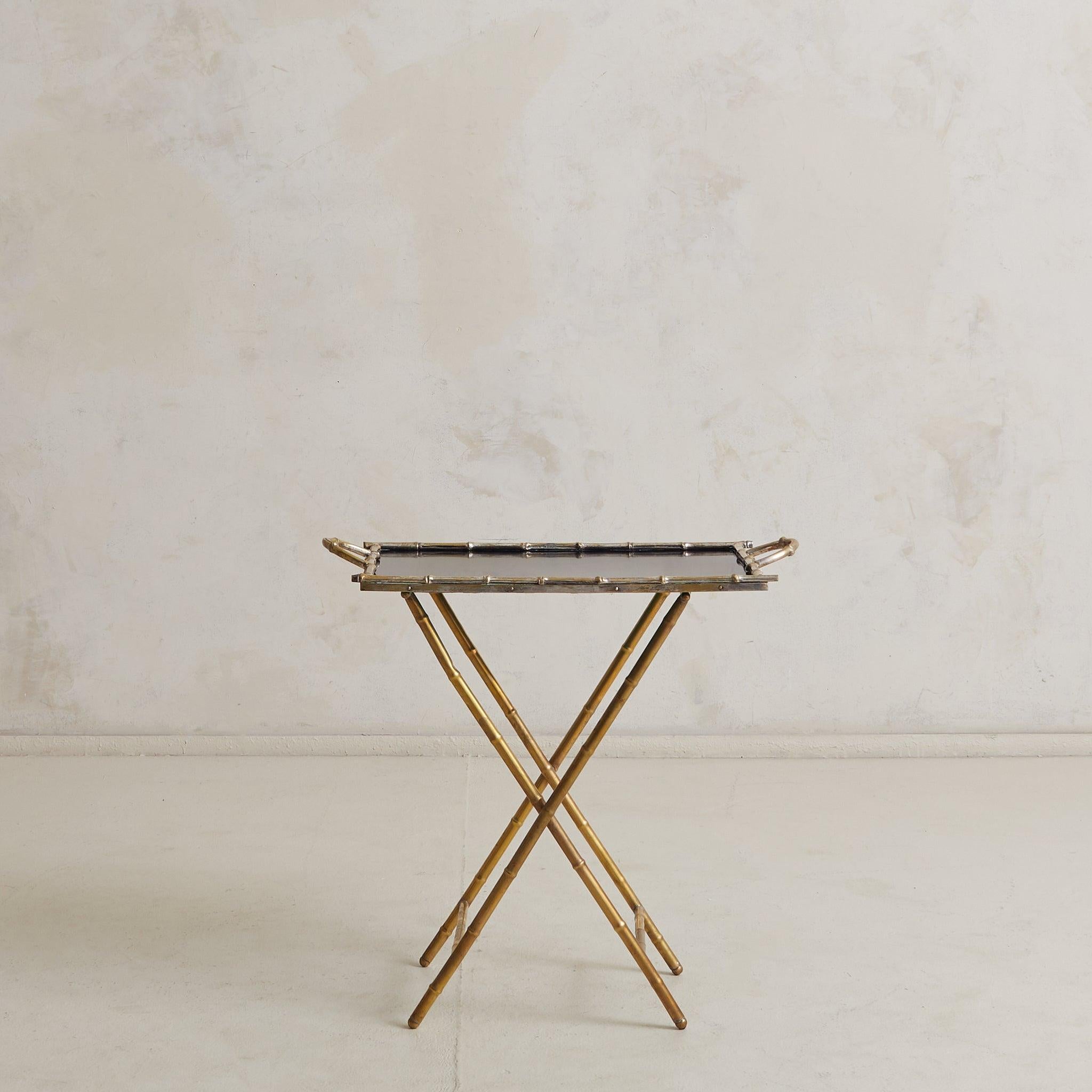 Elegante tavolino italiano degli anni '70 con base a X pieghevole in ottone e dettagli in finto bambù. Il piano rimovibile del vassoio è incorniciato in ottone coordinato con accenti ispirati al bambù e comprende due maniglie. Leggero e robusto,