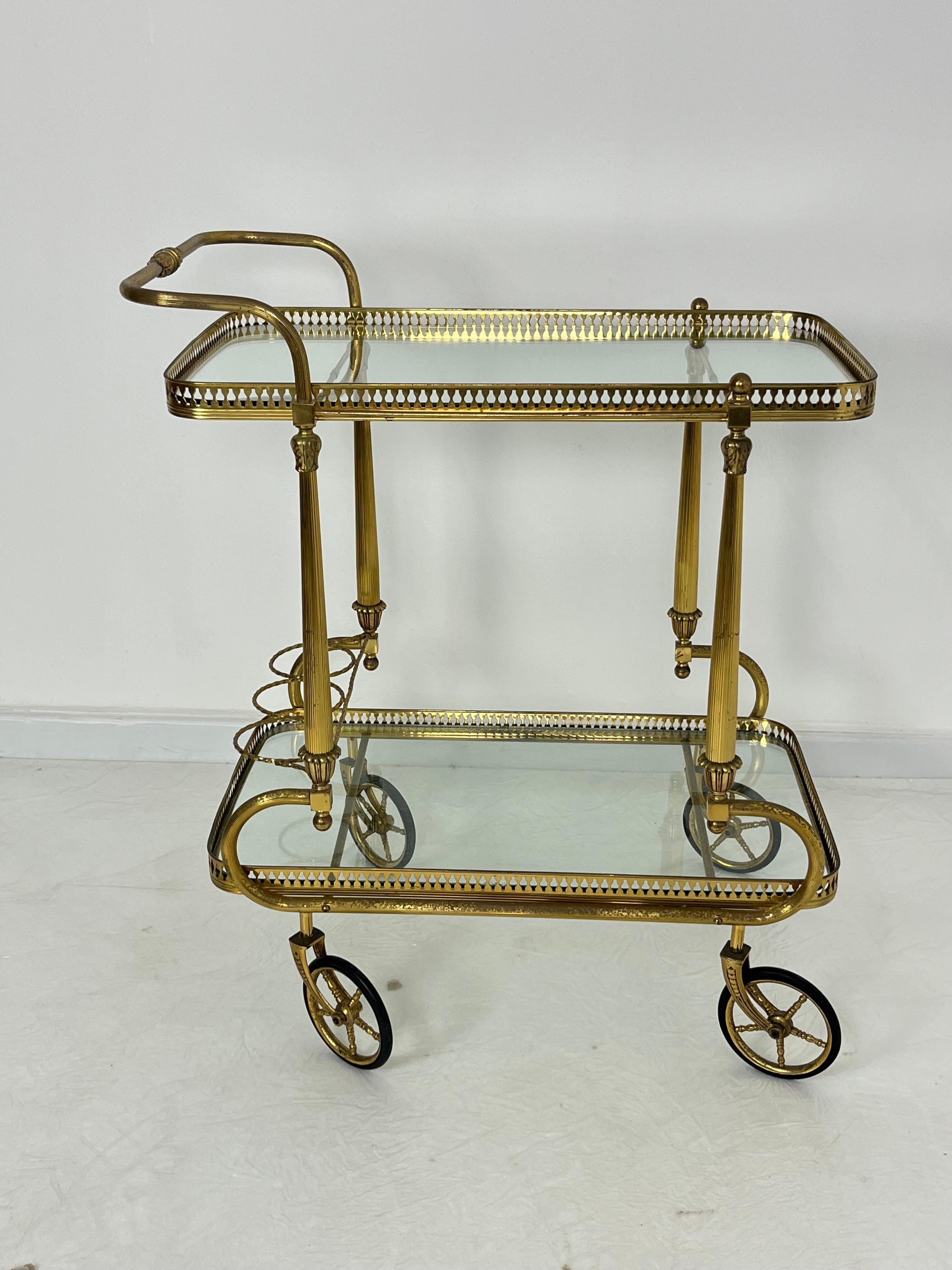 Chariot de bar italien en laiton, années 1950.
Tablettes en verre.
Elegant et en bon état.
4 roues pivotantes.
Signes mineurs d'usure.
Nous garantissons une expédition rapide dans une caisse en bois avec un emballage approprié via le service de