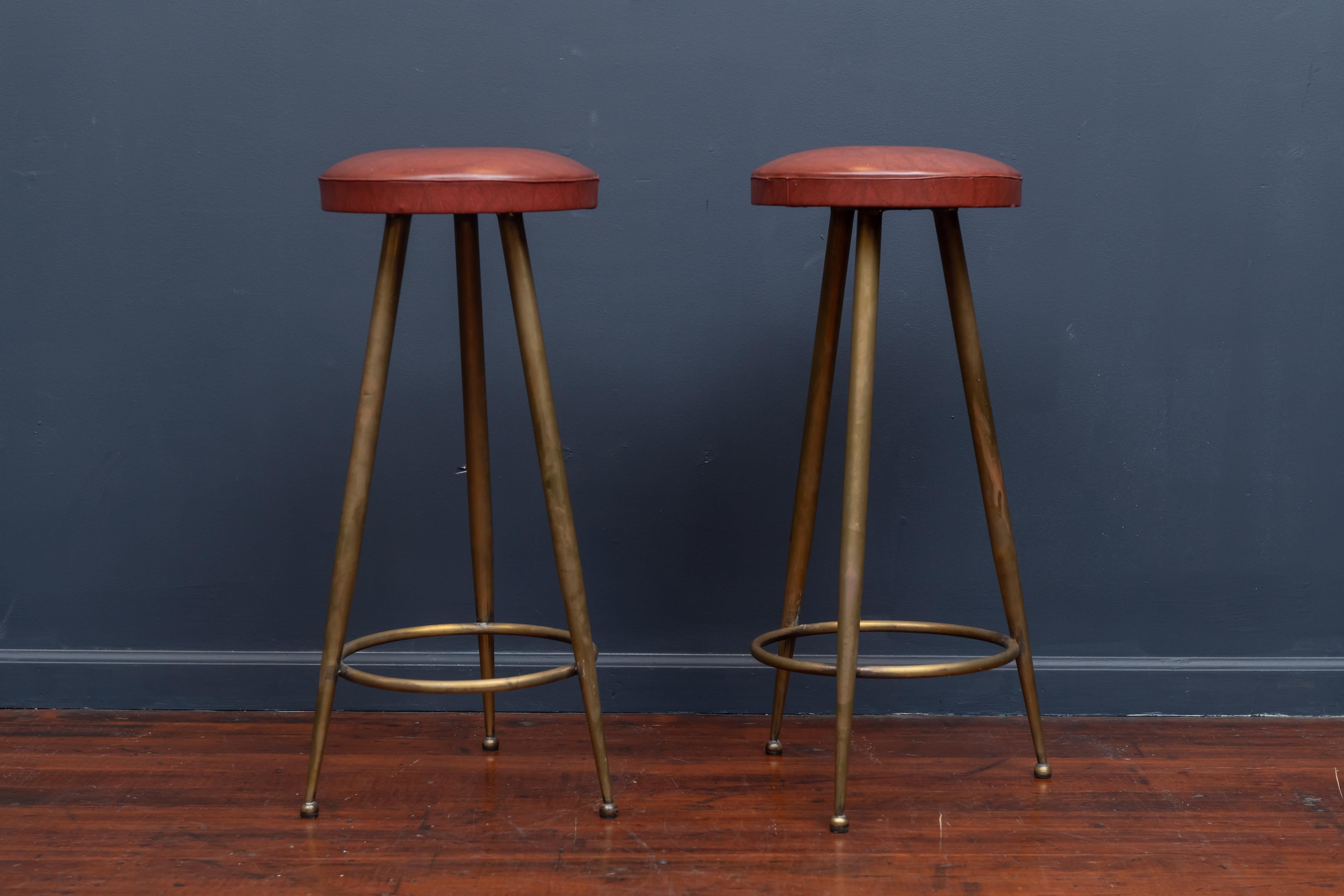 Pair of chic Italian brass bar stools with vinyl seat cushions, in very good vintage condition.