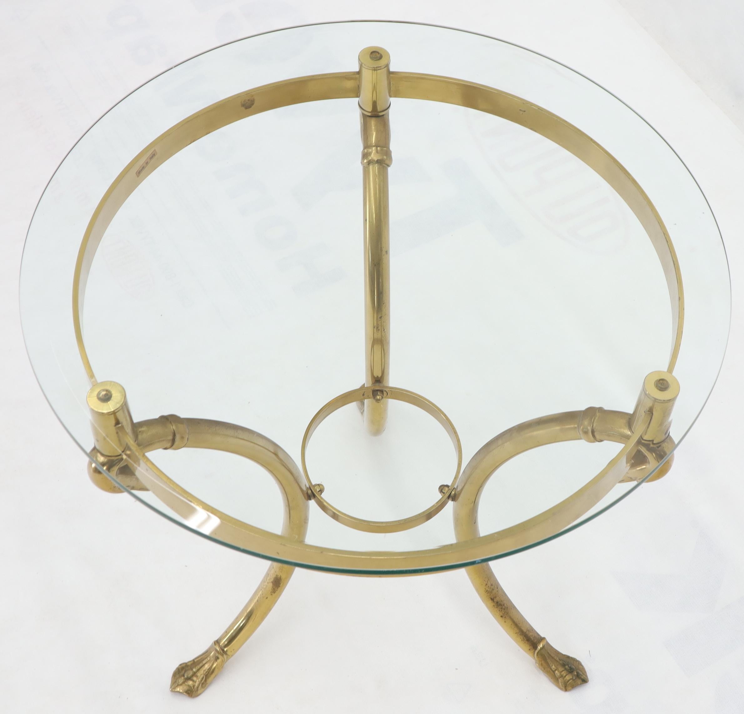 Base en laiton italienne Table de lampe ronde avec plateau en verre Guéridon Stand en vente 1