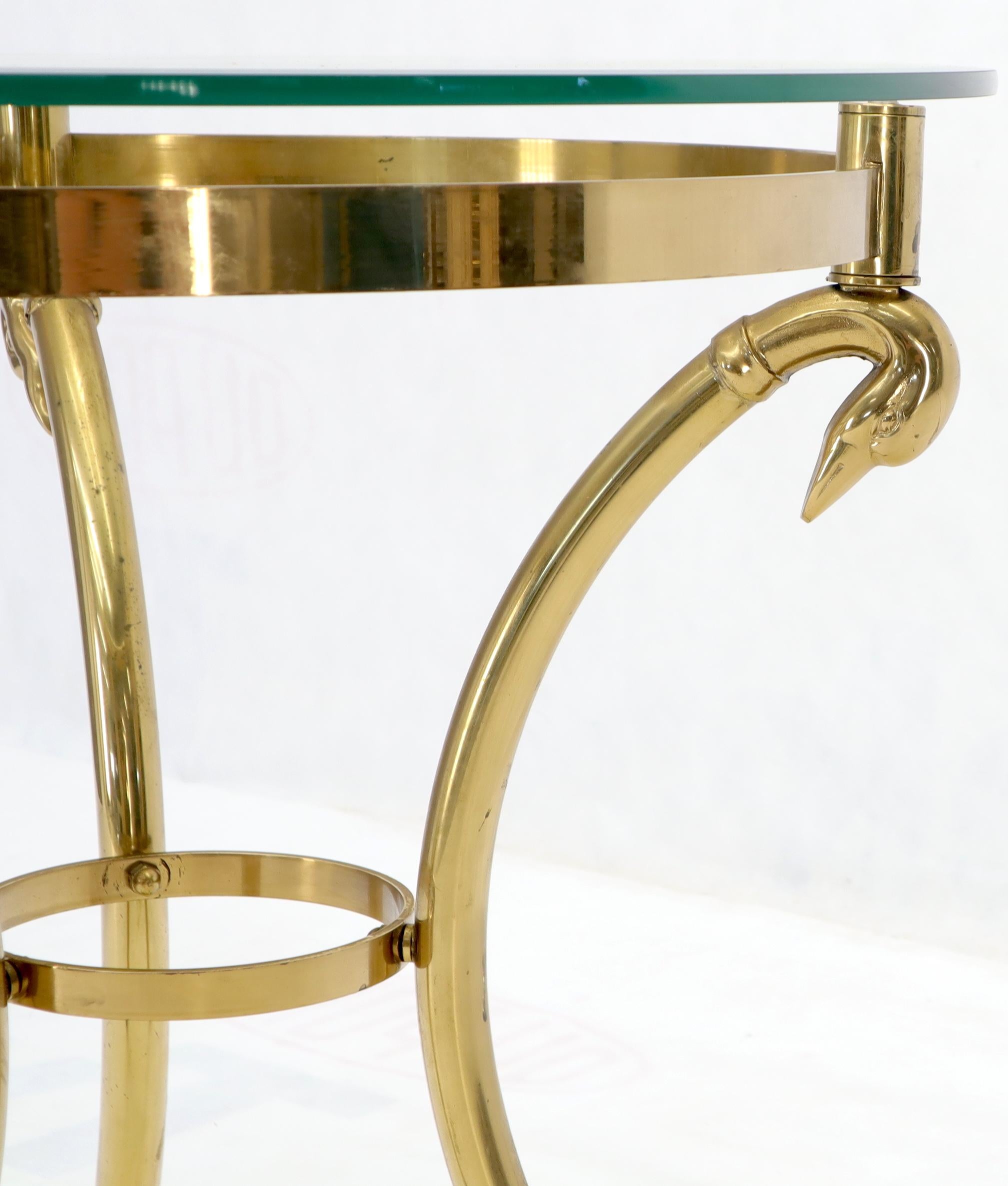 Base en laiton italienne Table de lampe ronde avec plateau en verre Guéridon Stand en vente 2