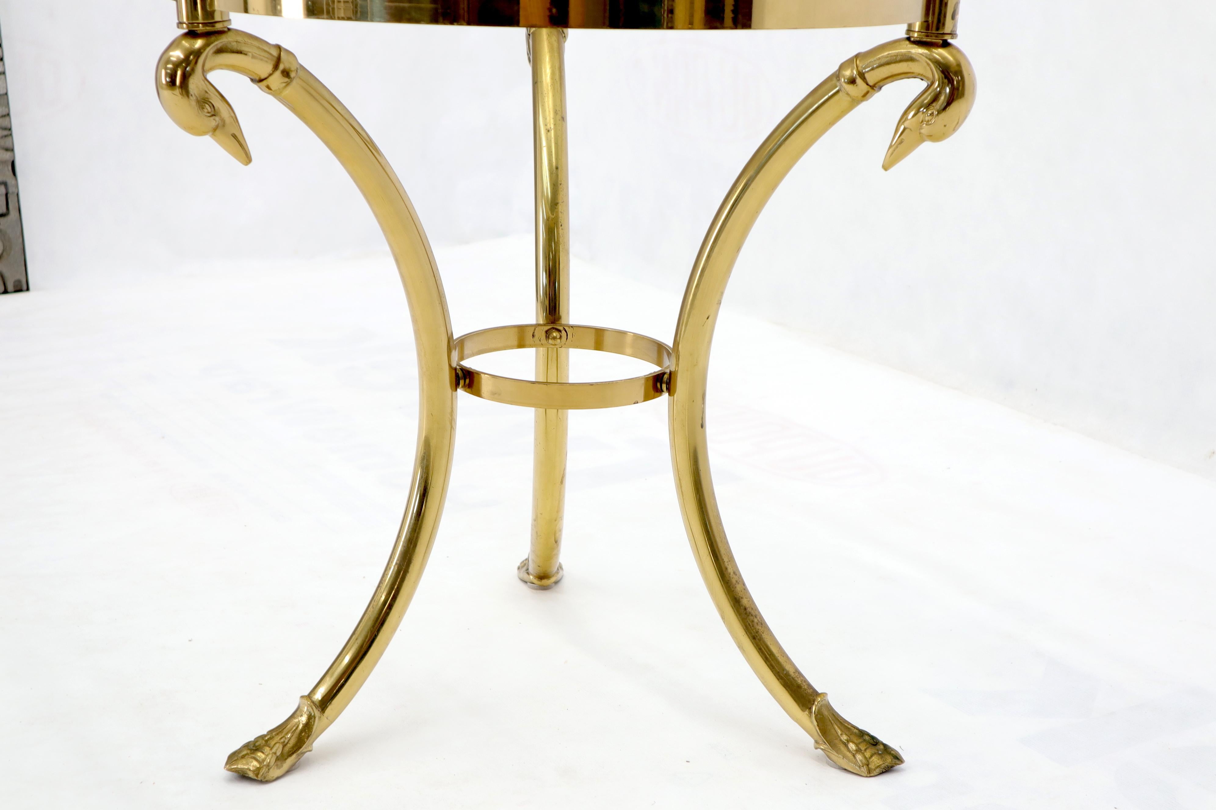 Base en laiton italienne Table de lampe ronde avec plateau en verre Guéridon Stand en vente 3