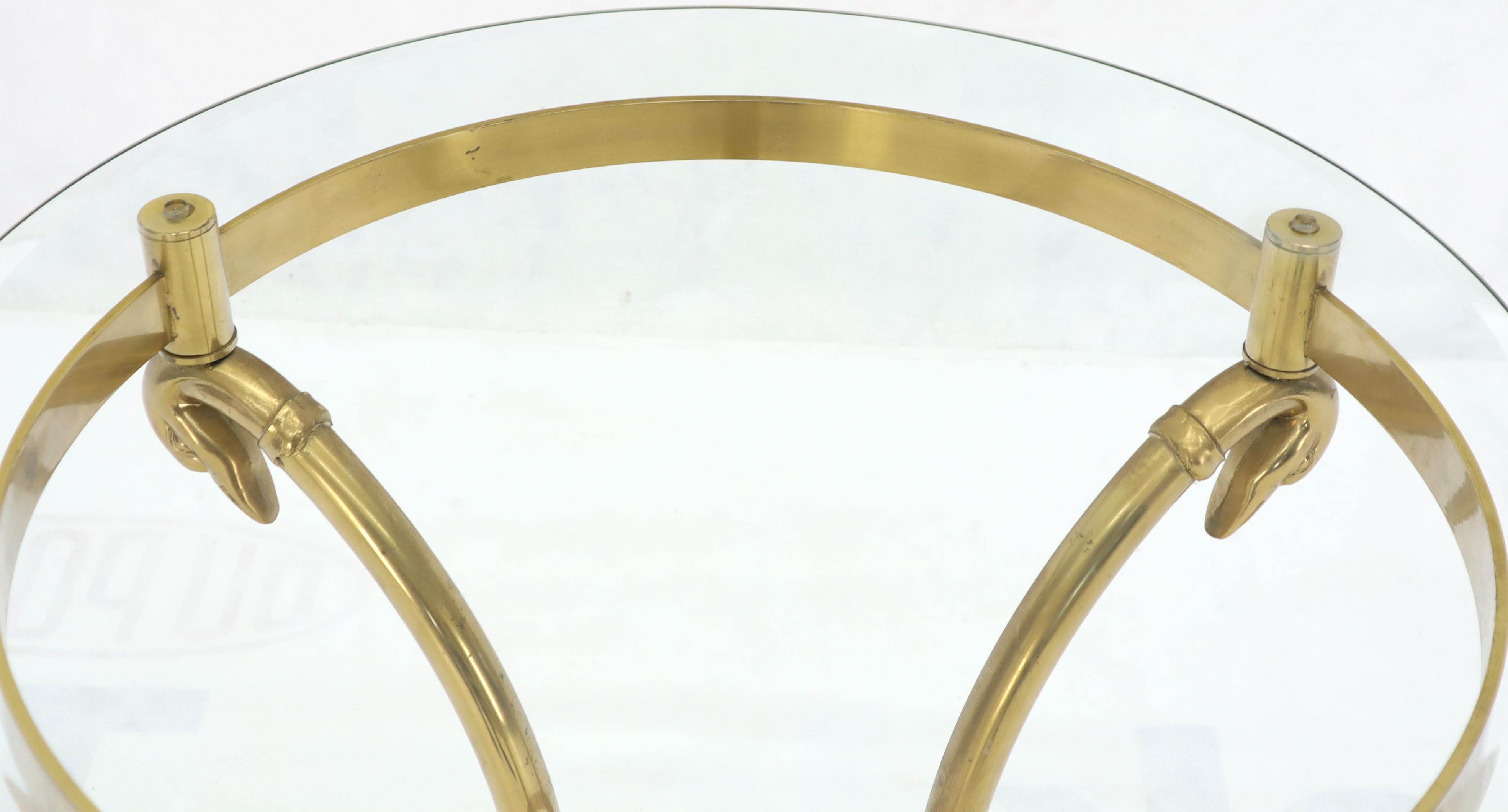 Base en laiton italienne Table de lampe ronde avec plateau en verre Guéridon Stand en vente 4