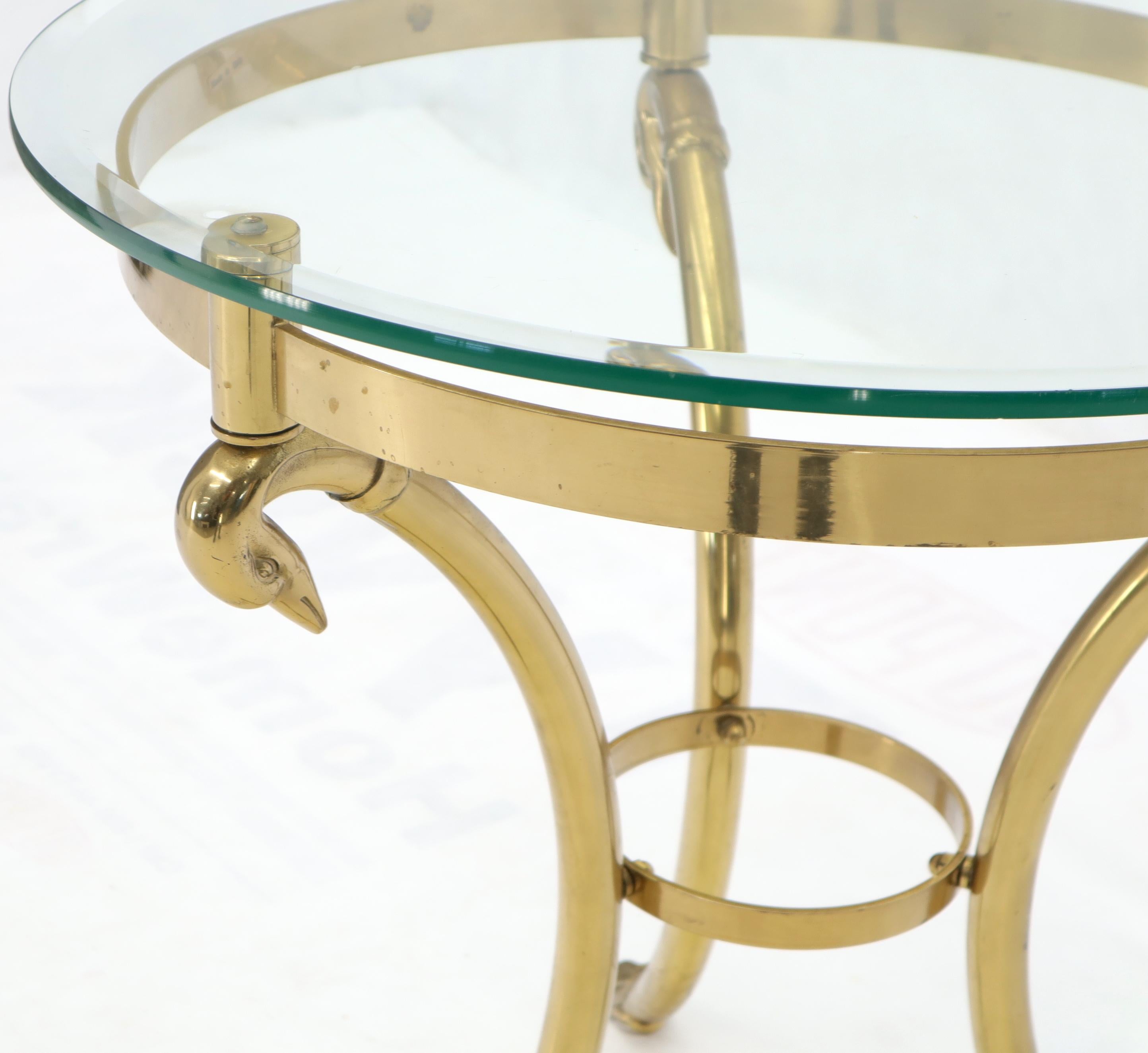 Base en laiton italienne Table de lampe ronde avec plateau en verre Guéridon Stand en vente 5