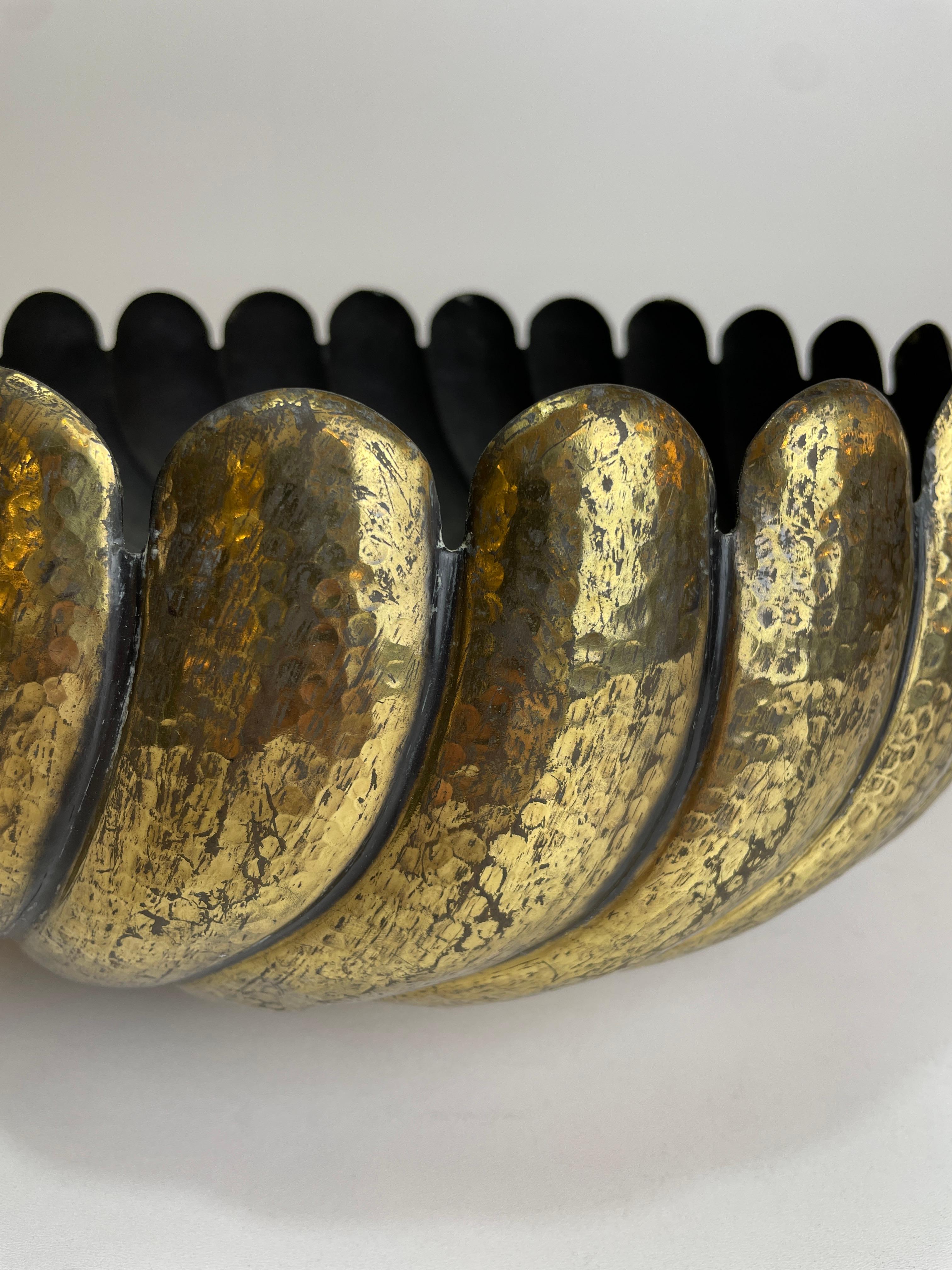 Italian Brass Bowl in the style of Egidio Casagrande, 1970s In Fair Condition For Sale In Brussel, BE