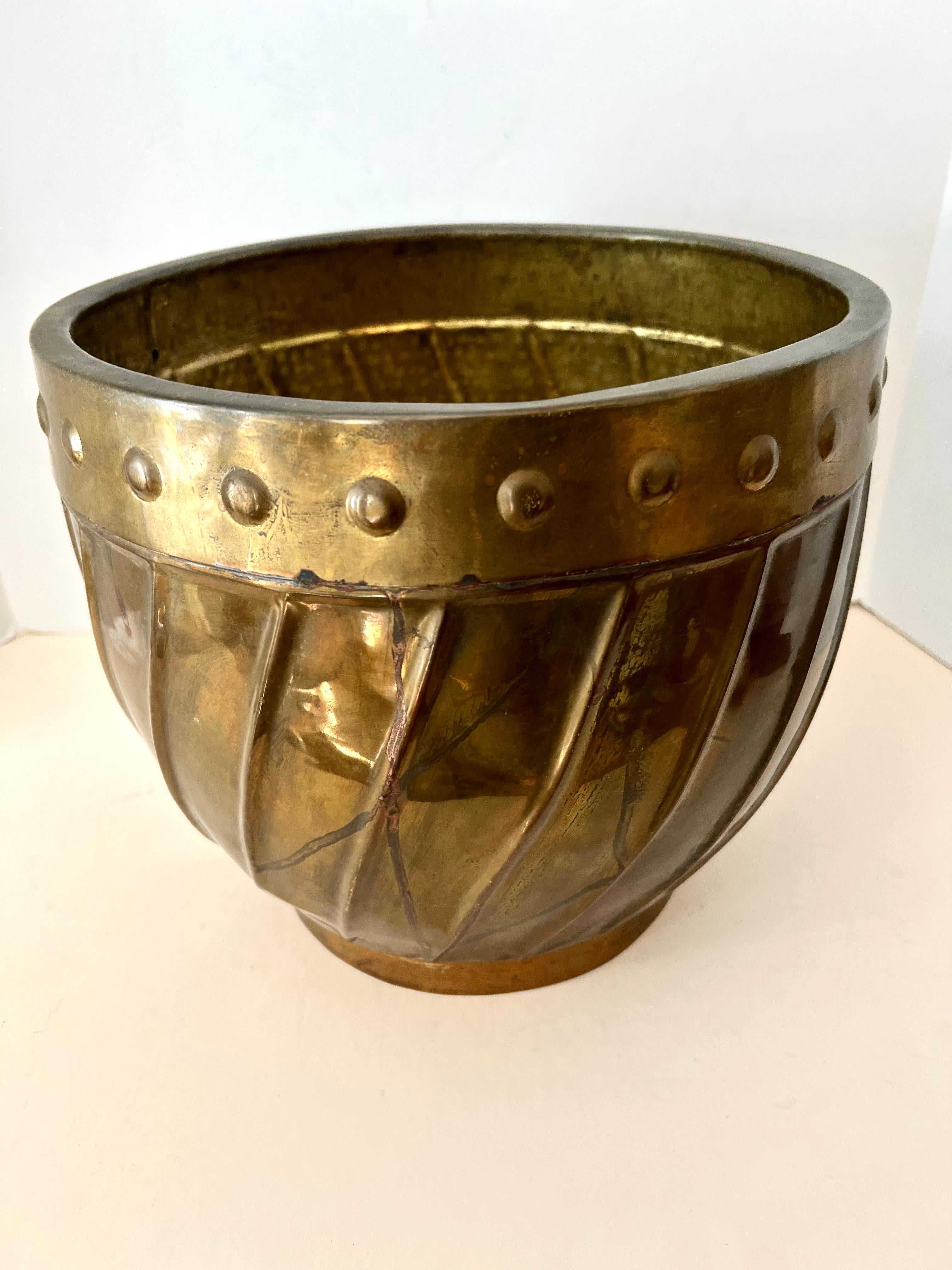 Italian Brass Cachepot Planter Jardiniere with Hammered Rim Details In Good Condition In Los Angeles, CA