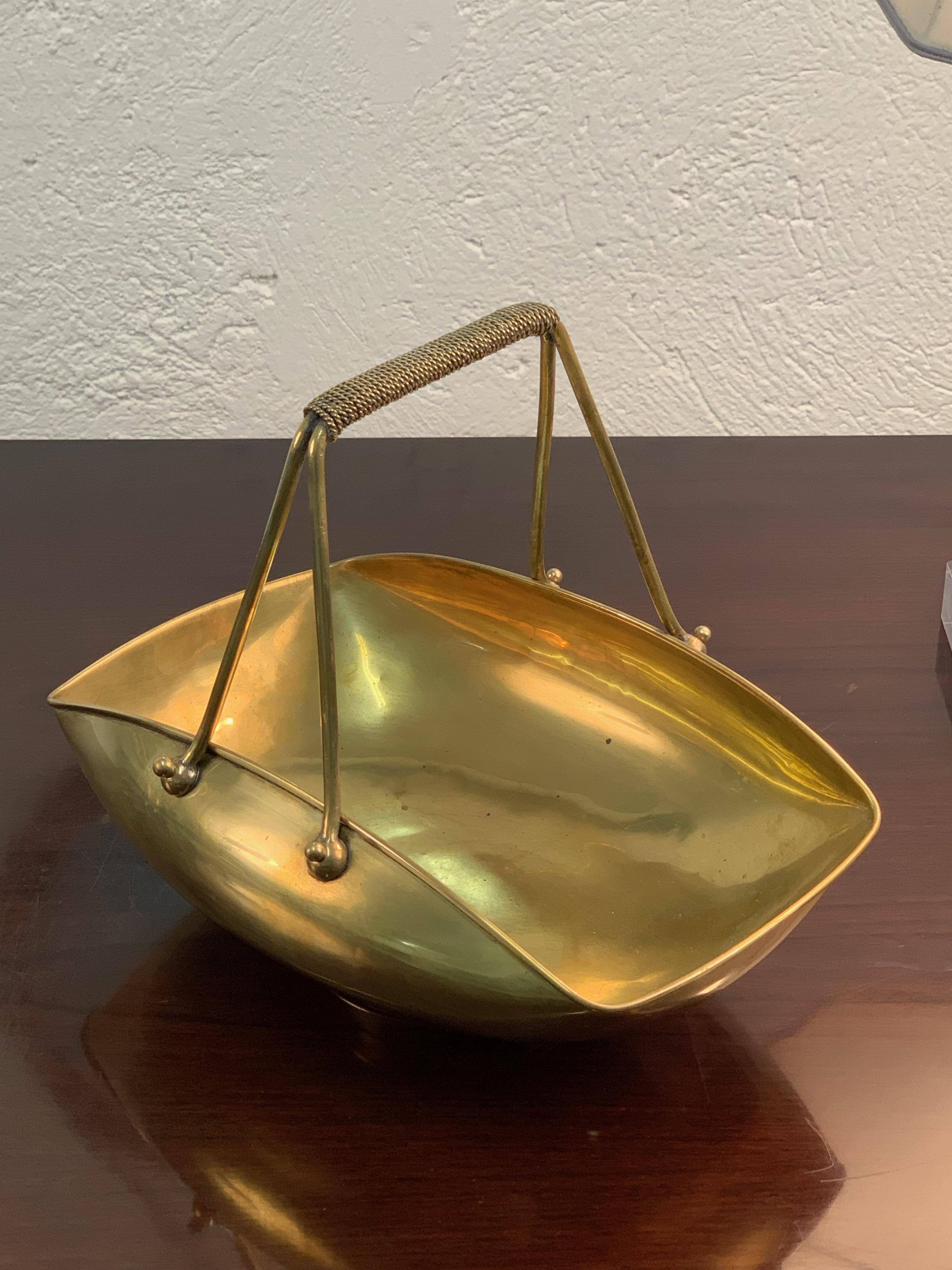 Elegant Italian centerpiece from the 1950s. Finished very well. The handle has a brass string that accentuates the beauty of the work.
Good condition.
 
