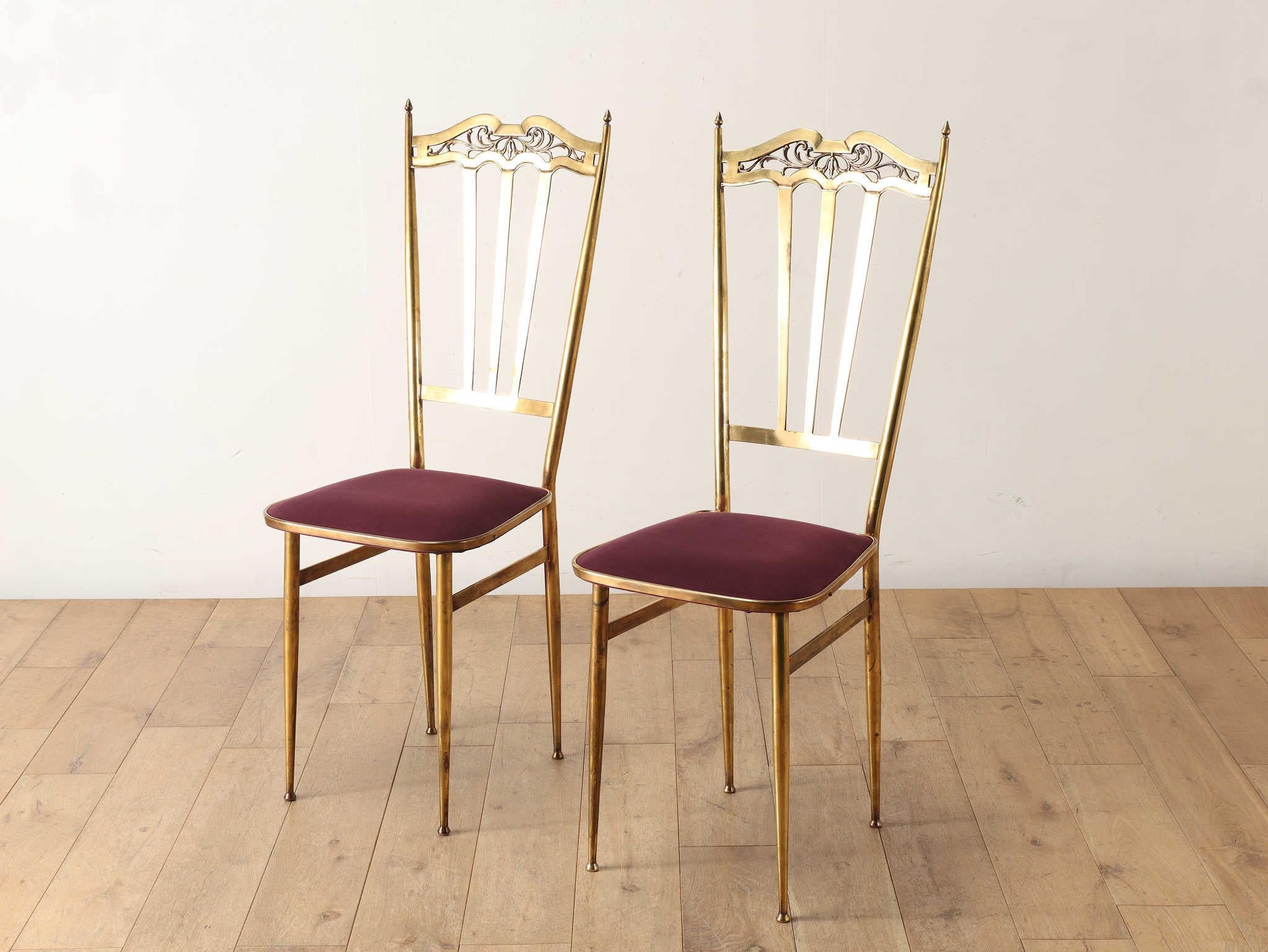 Mit seinem skulpturalen goldenen Gestell und den raffinierten Details strahlt dieser Stuhl eine außergewöhnliche Qualität aus.
Er ist inspiriert von den eleganten Chiavari-Stühlen aus Messing, die in Ländern wie Italien und Belgien weit verbreitet