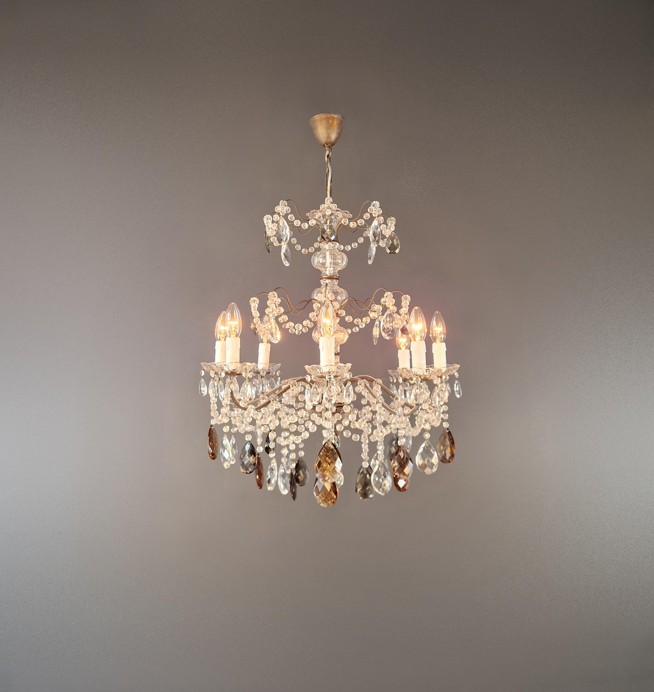 Questo elegante lampadario è stato realizzato in Italia intorno al 1920 e riflette il raffinato stile neoclassico storicista dell'inizio del XX secolo. Combina la tradizione decorativa del XIX secolo con le linee e le proporzioni più chiare di una