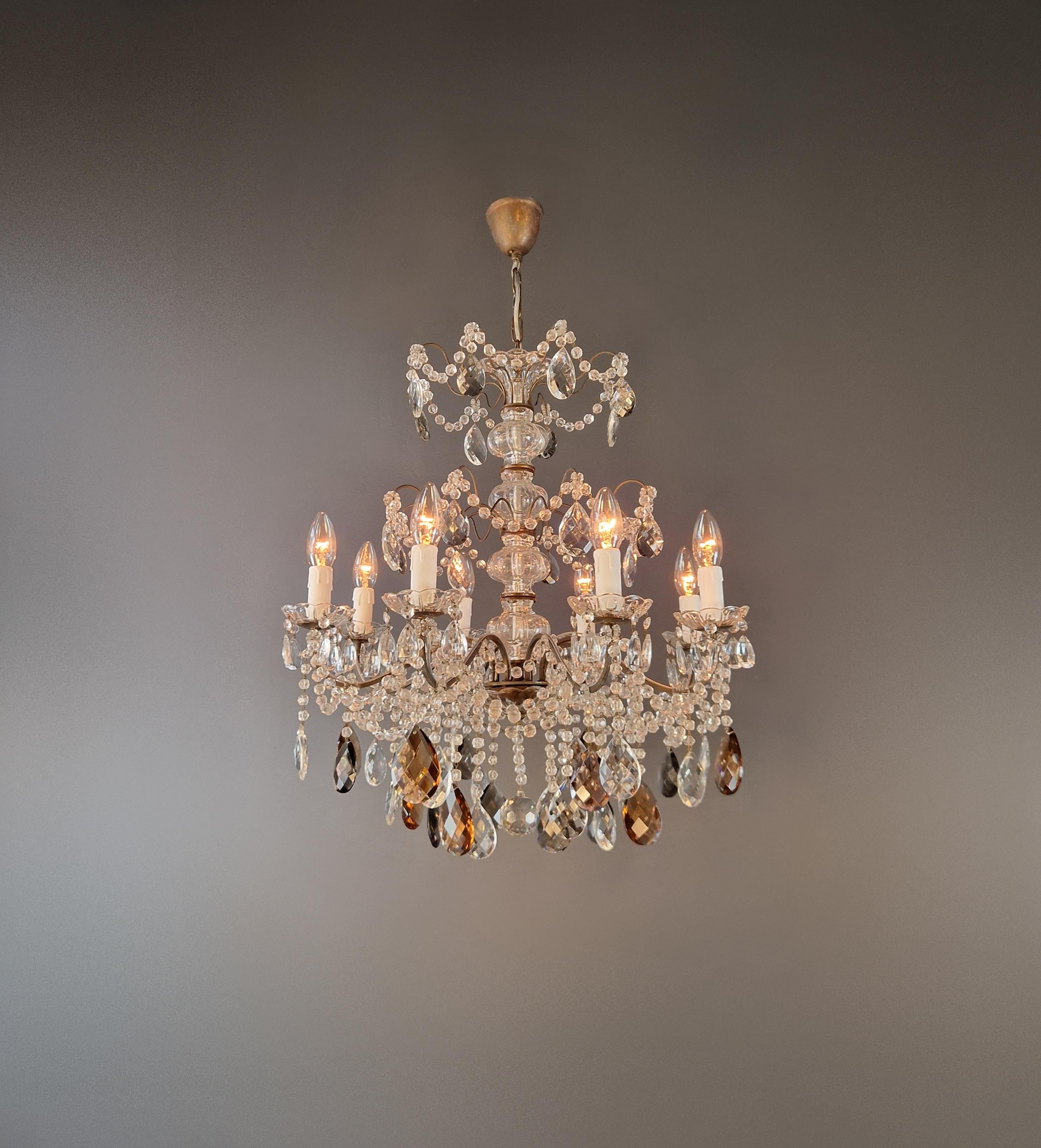 Neoclassico Lampadario in ottone italiano 1920 con cristalli annodati a mano in ambra, grigio fumo, trasparente in vendita