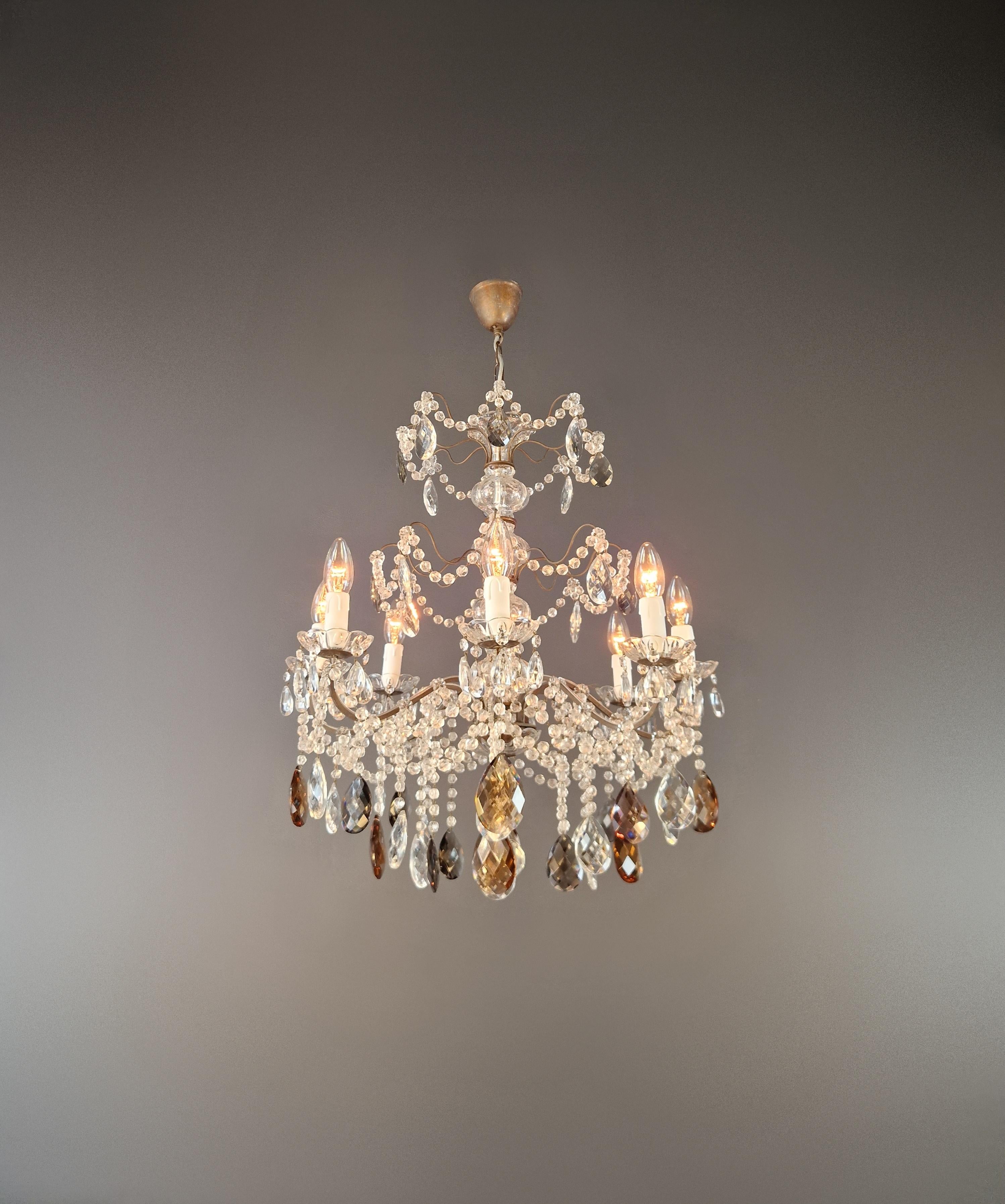 Italiano Lampadario in ottone italiano 1920 con cristalli annodati a mano in ambra, grigio fumo, trasparente in vendita