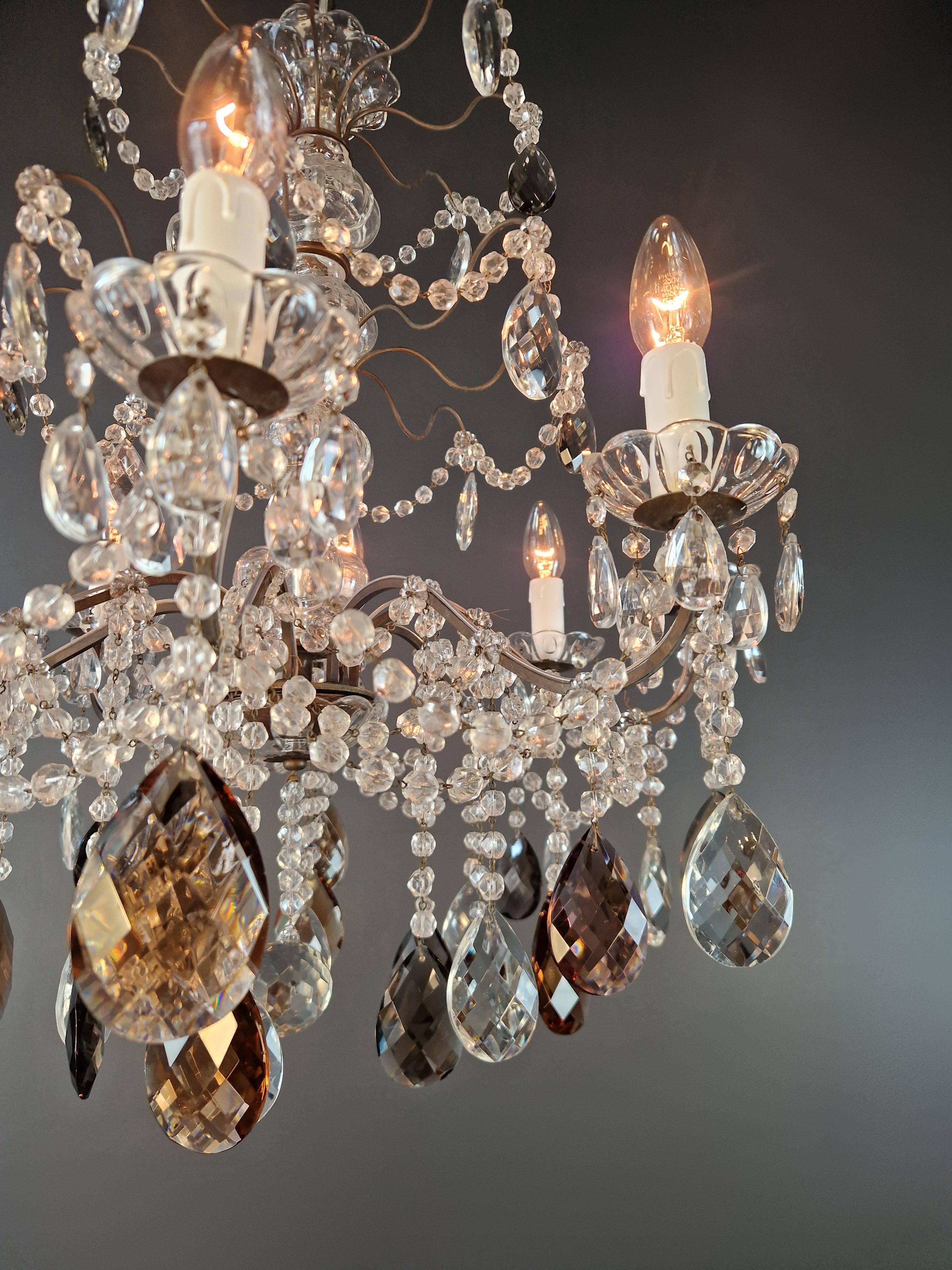 Ottone Lampadario in ottone italiano 1920 con cristalli annodati a mano in ambra, grigio fumo, trasparente in vendita