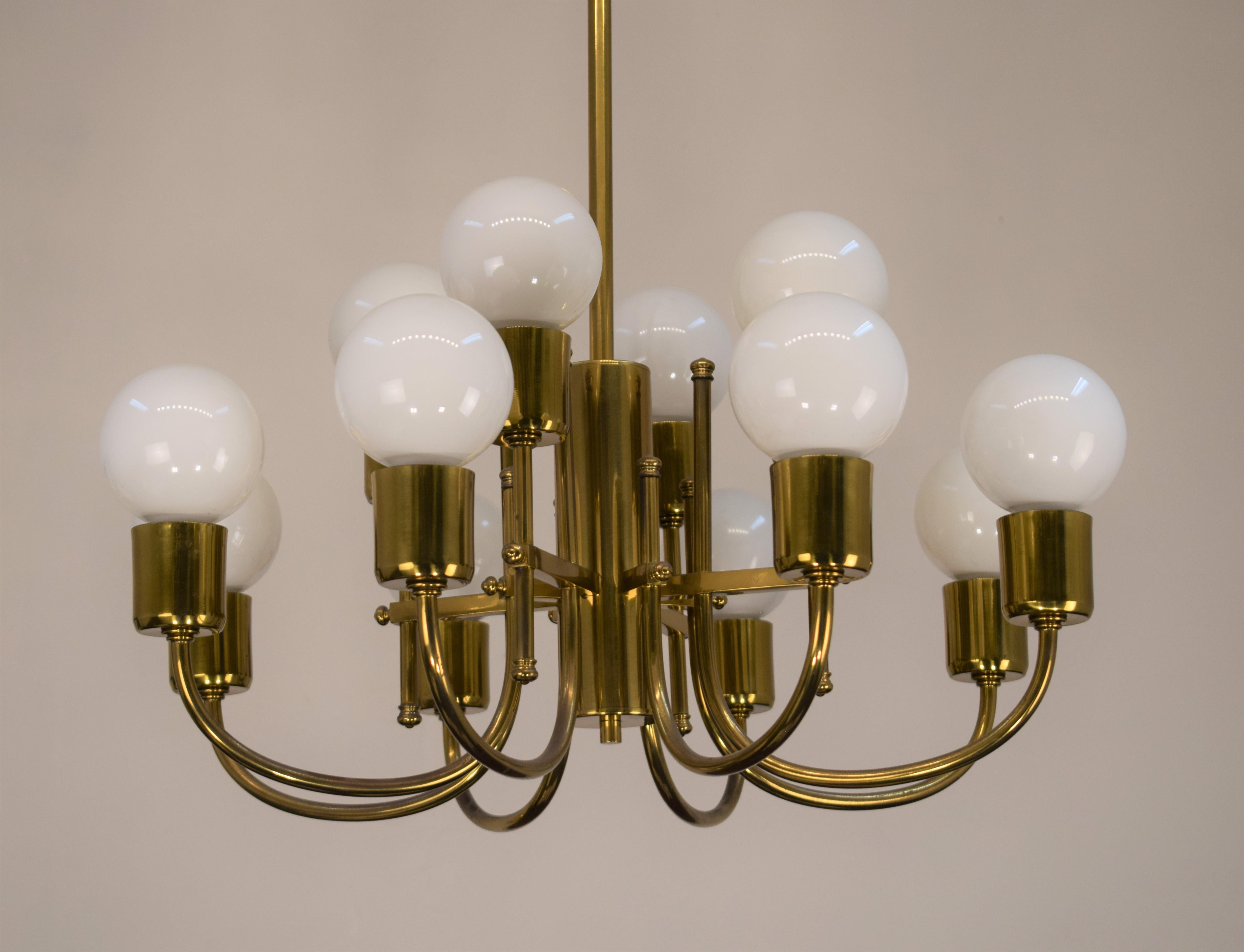 Italian brass chandelier, 1960s.

Twelve lights.

Dimensions: 
H= 94 cm; D= 60 cm.