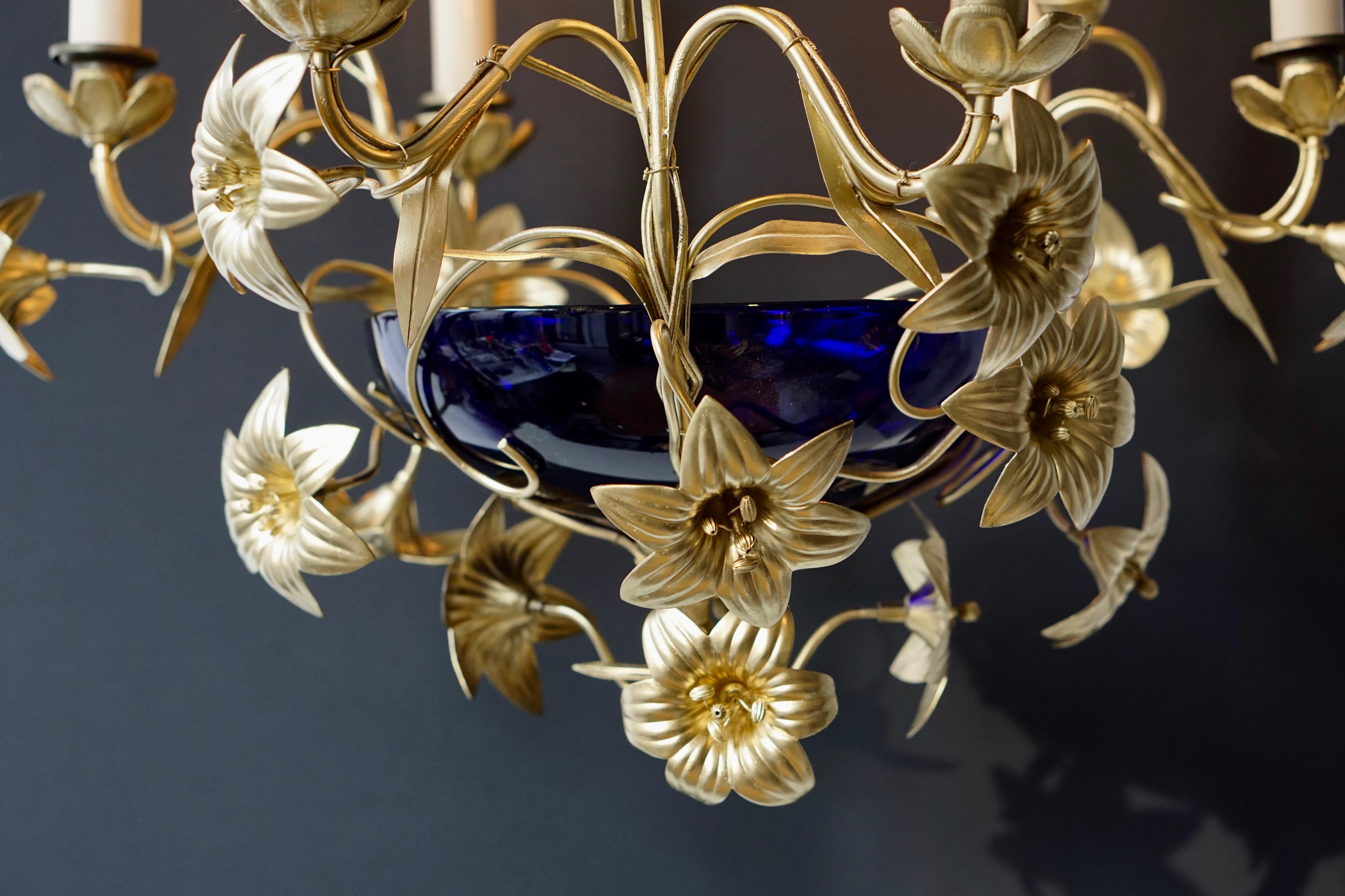 Italienischer Kronleuchter aus Messing mit Lilien und Preiselbeerglas aus Messing im Angebot 9