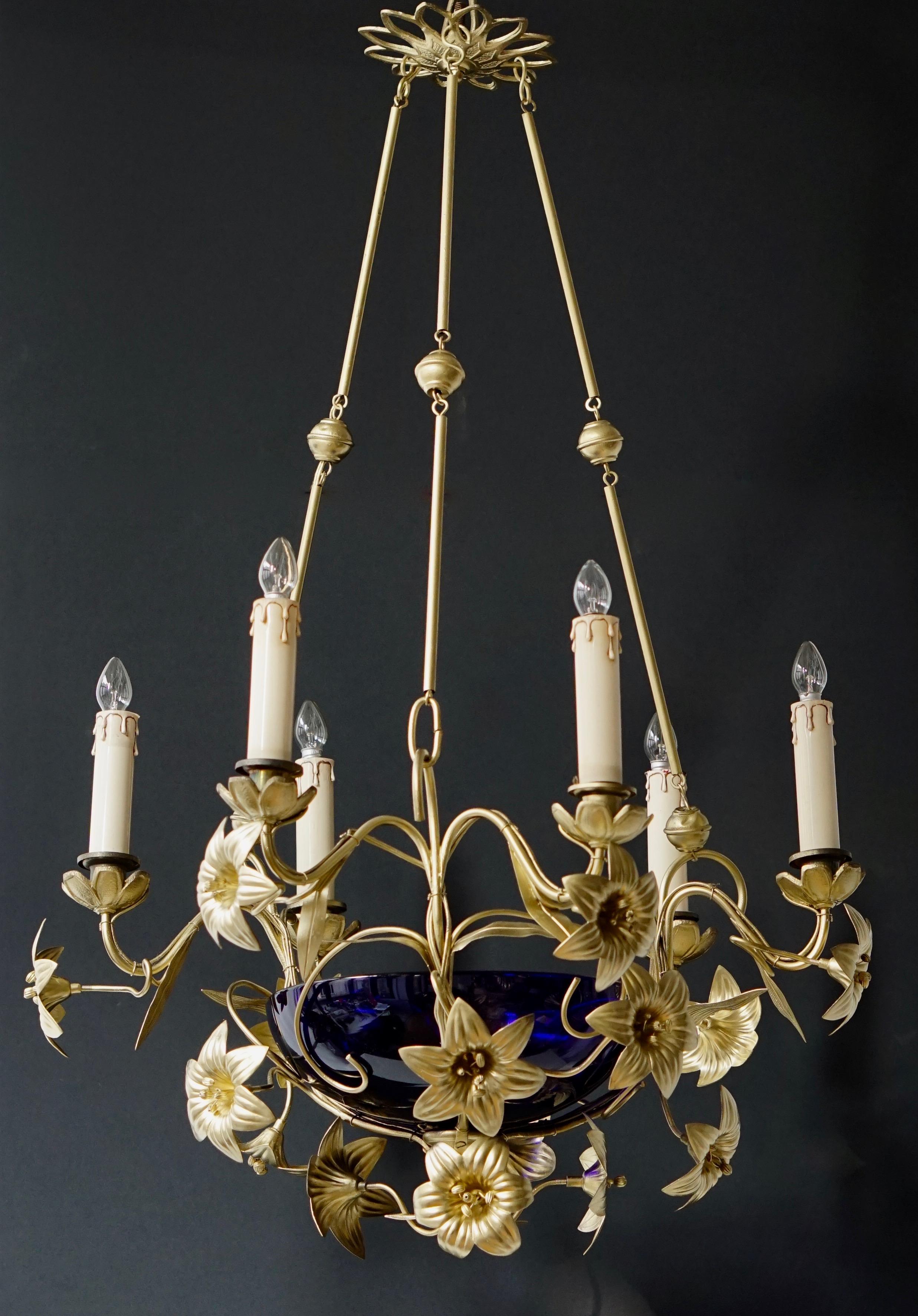 Beautiful six-light chandelier with lilies and centre bowl is clear cranberry glass.
Measures: Diameter 55 cm.
Height 85 cm.
Six E14 bulbs.
 