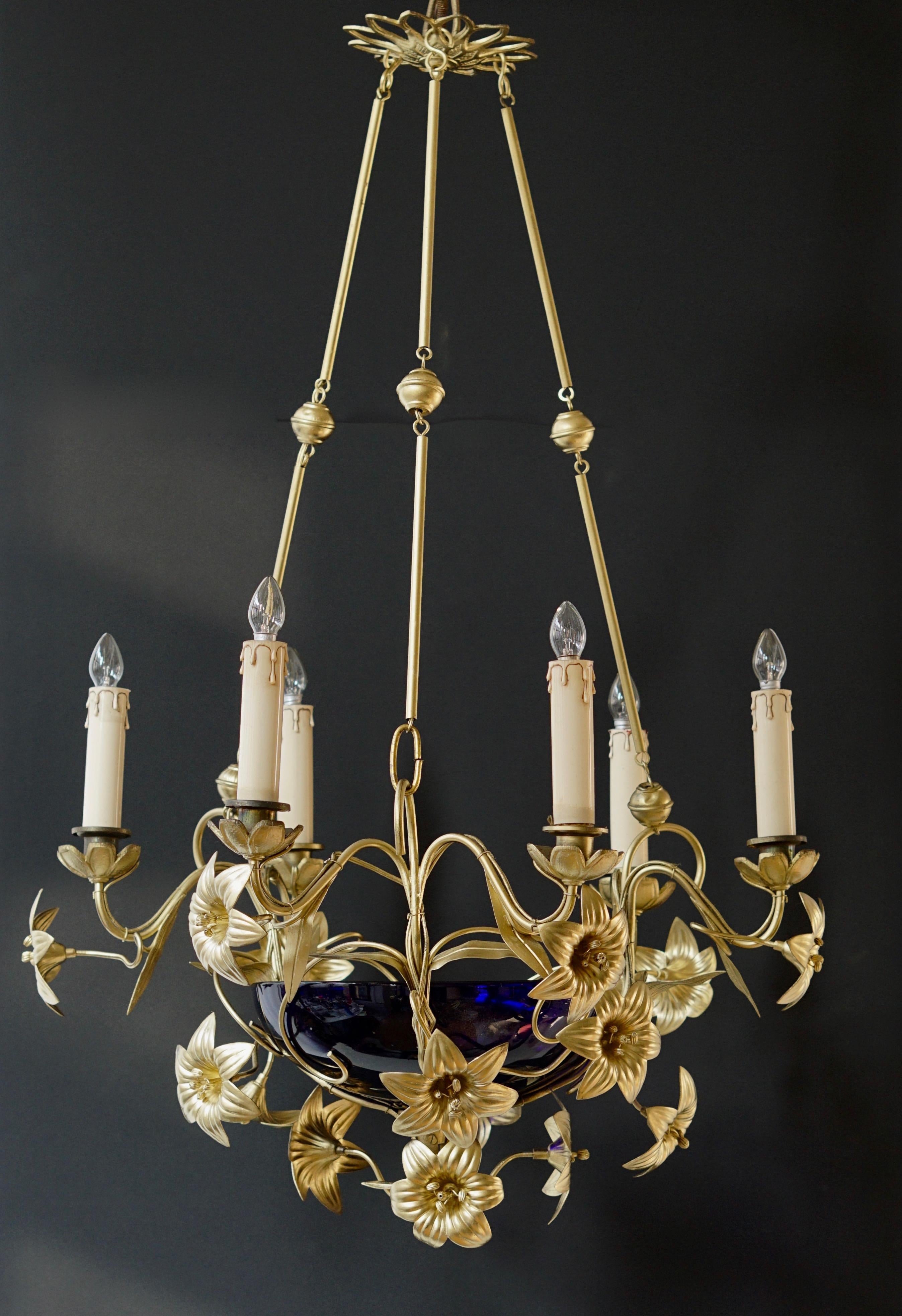 Italian Brass Chandelier with Lilies and Cranberry Glass In Good Condition For Sale In Antwerp, BE