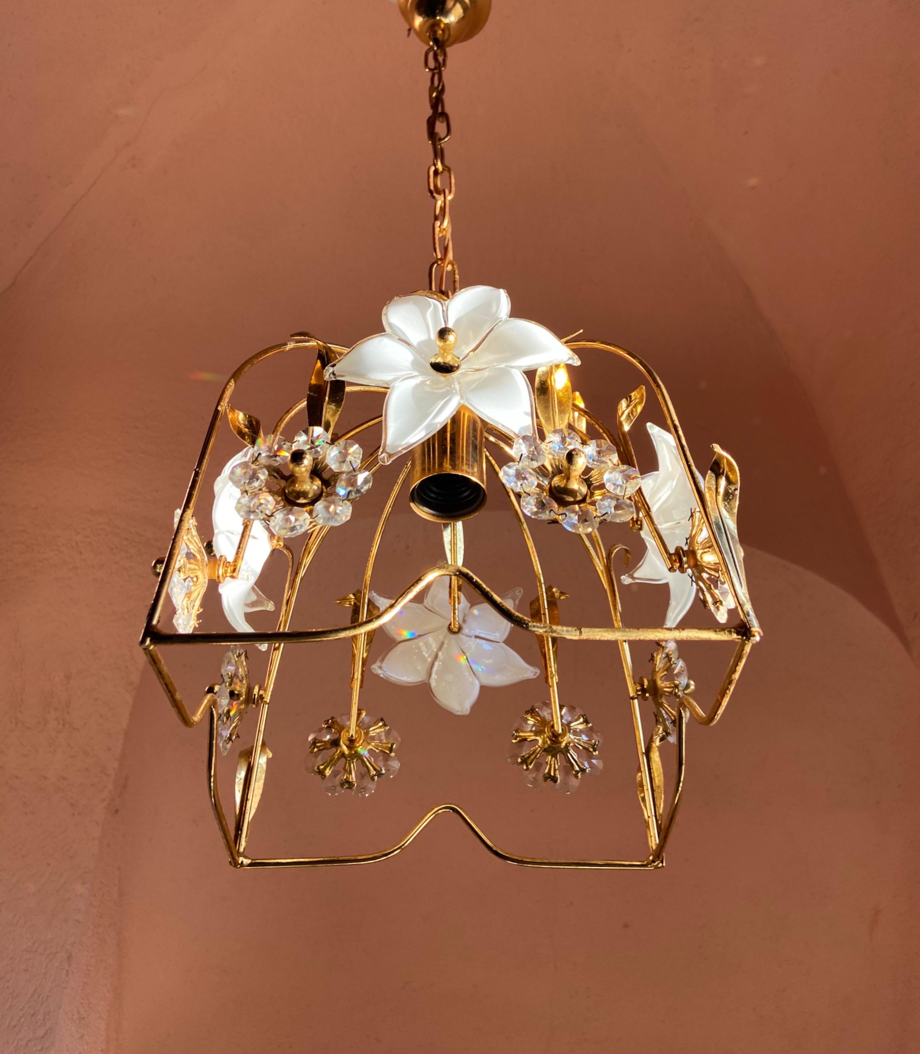 Charming ceiling light, composed of a golden base adorned with white Murano glass flowers.
Every flower is unique in it's shape since the are hand blown.
Glass are without any chips, the metal base has patina.

Details
Dimensions: Height 30 cm