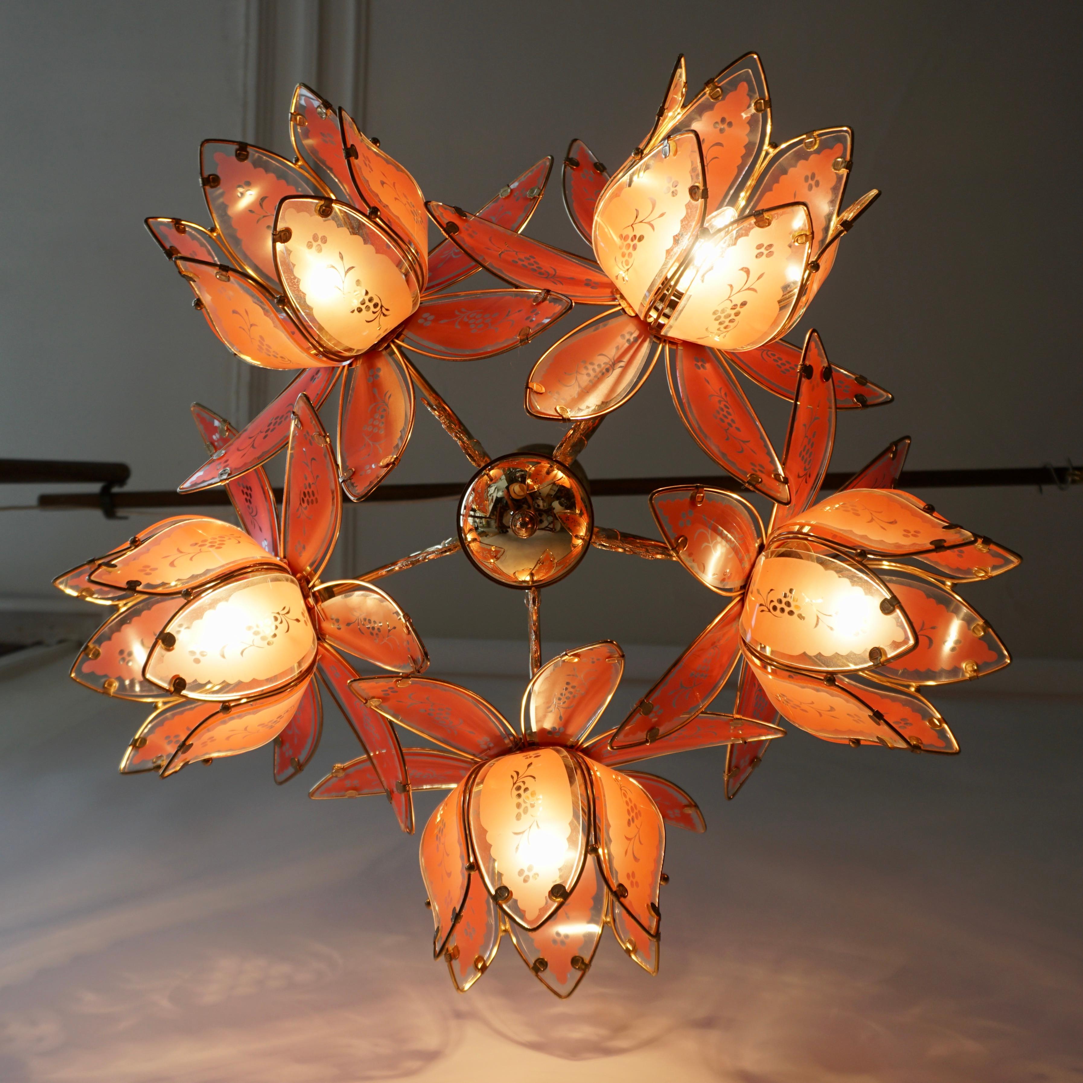 Italian chandelier in brass with five Murano glass flowers.The light created by this chandelier is very pleasant and ambient
The light requires five single E27 screw fit lightbulbs (60Watt max.) LED compatible.

Measures: Diameter 26.7 inch, 68