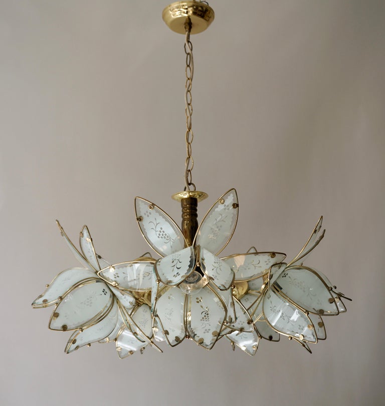 Five Italian Brass Chandelier with White Murano Glass Flowers In Good Condition For Sale In Antwerp, BE