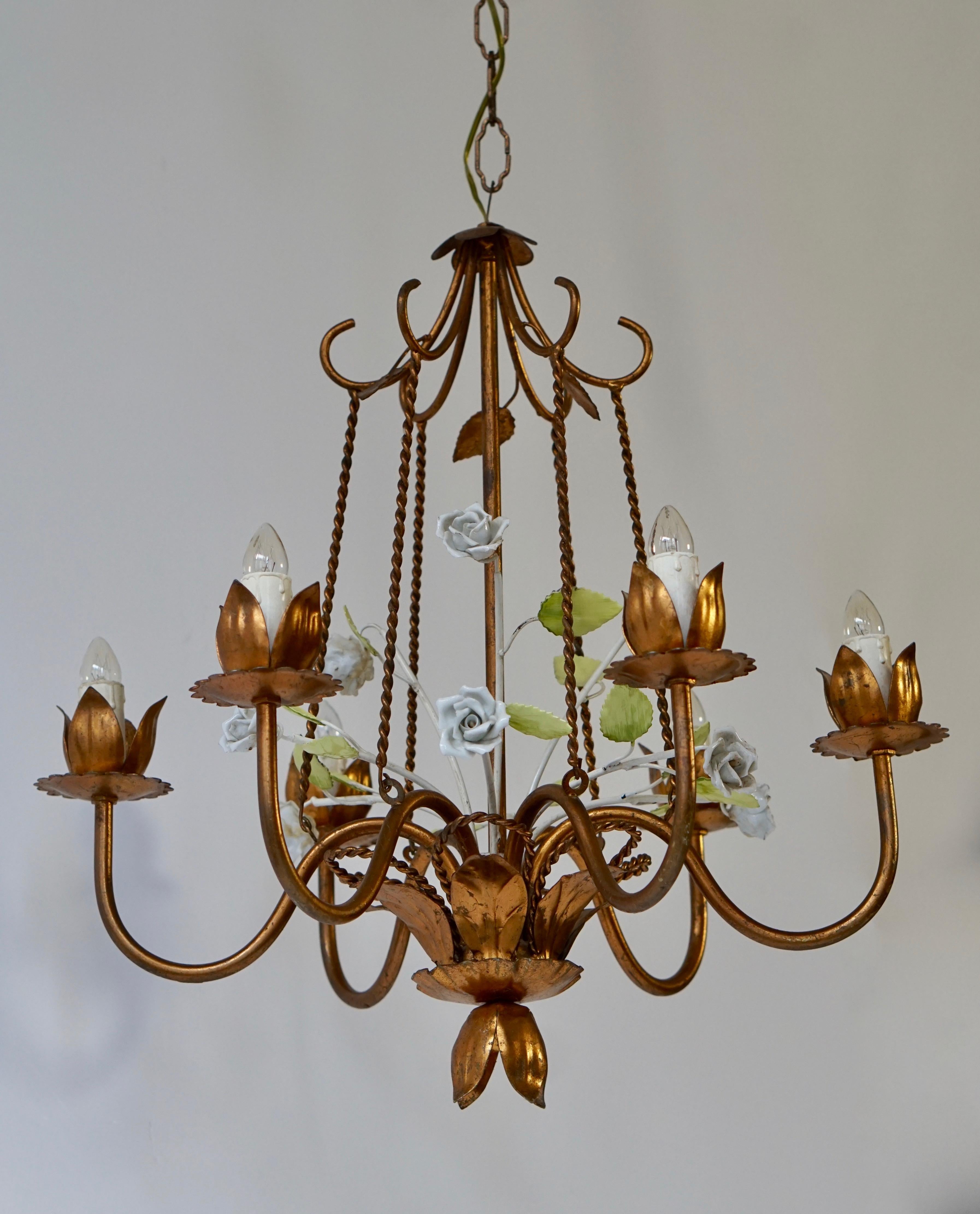 Brass chandelier with porcelain flowers and green leaves.
Total height with the chain is 100 cm.
Diameter 50 cm.
Height fixture 52 cm.
Six E14 bulbs.
 