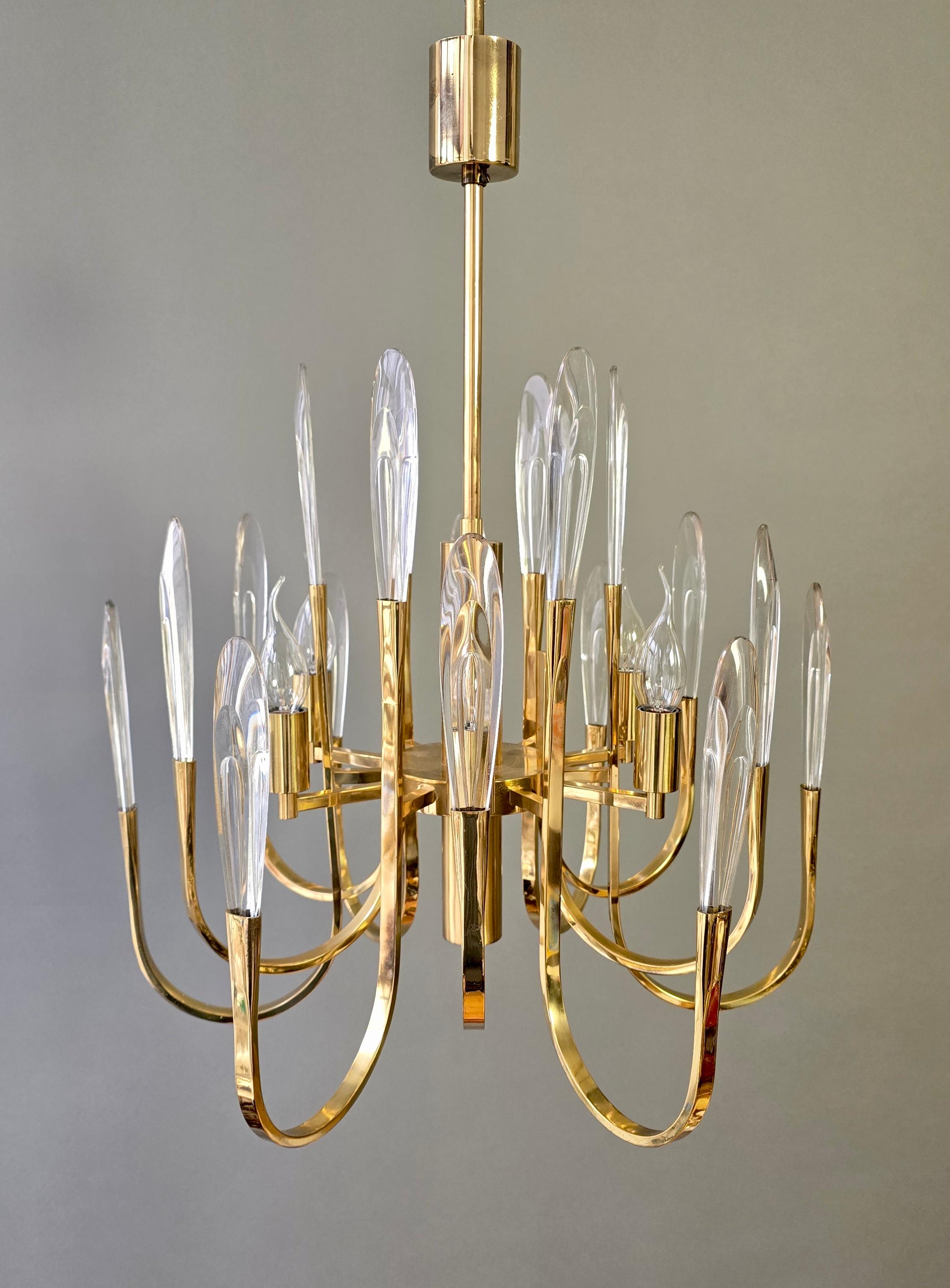 Mid-Century Modern Lustre italien en laiton avec gouttes de flammes en verre massif, style Scolari, années 1970 en vente