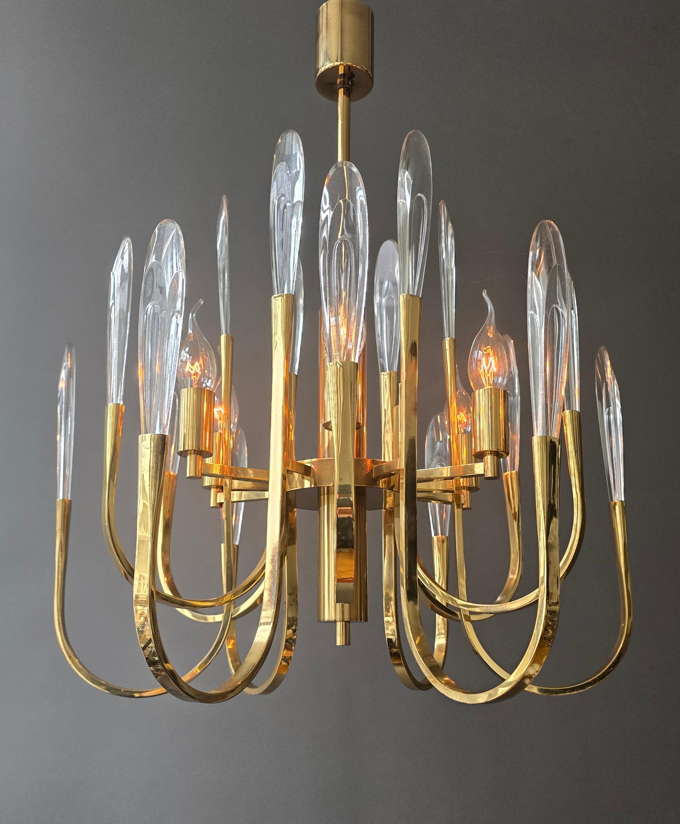 Lustre italien en laiton avec gouttes de flammes en verre massif, style Scolari, années 1970 Bon état - En vente à Antwerp, BE