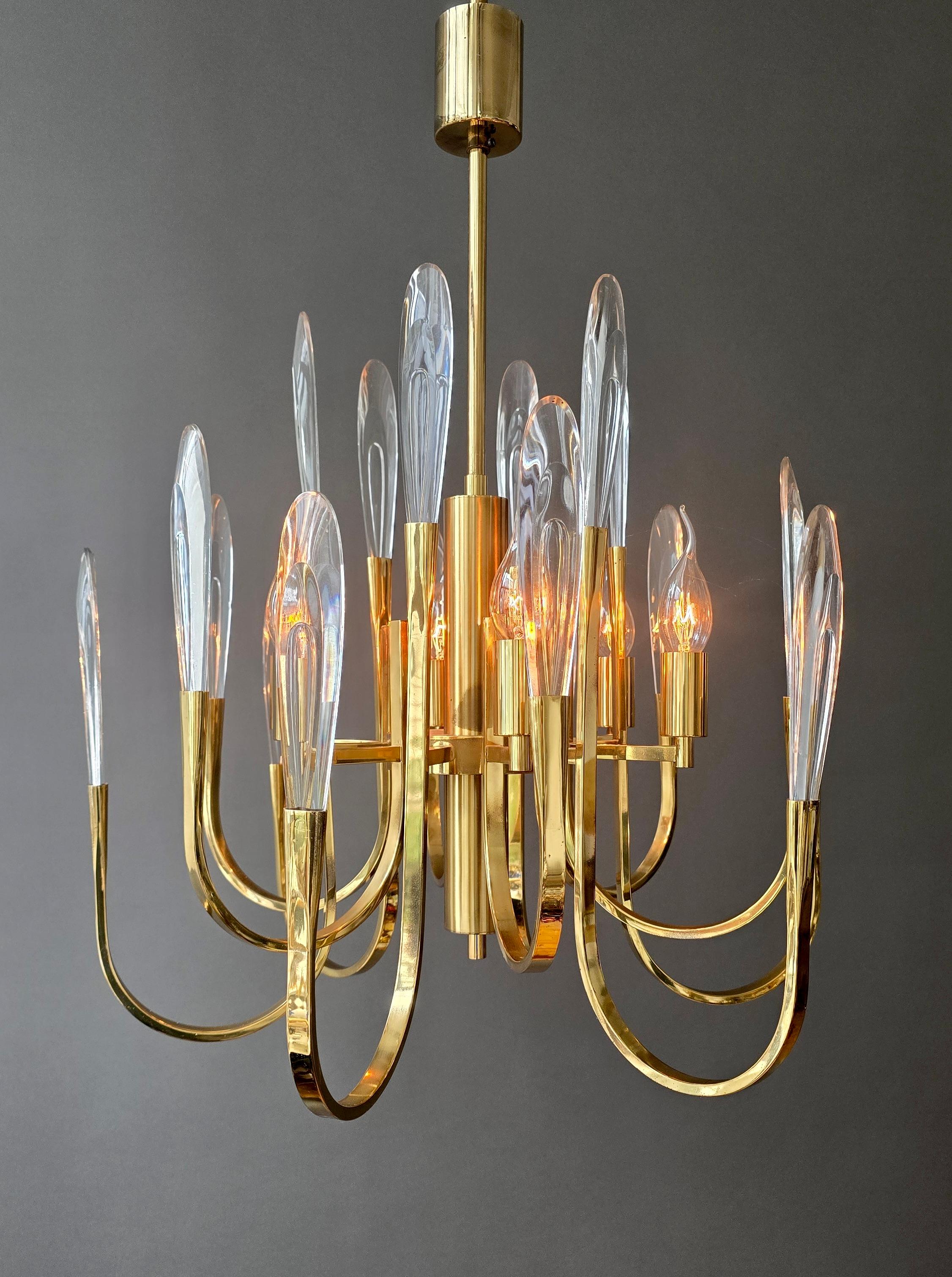 20ième siècle Lustre italien en laiton avec gouttes de flammes en verre massif, style Scolari, années 1970 en vente