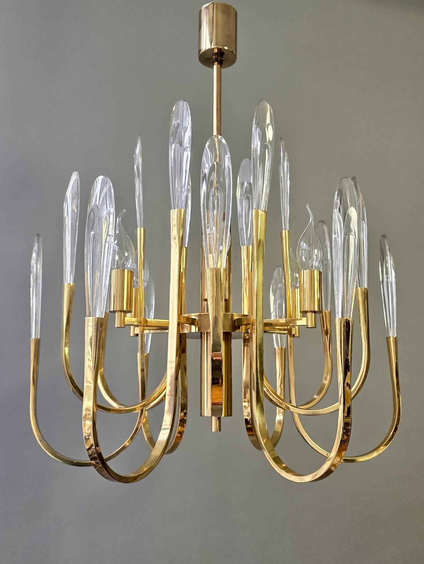 Laiton Lustre italien en laiton avec gouttes de flammes en verre massif, style Scolari, années 1970 en vente