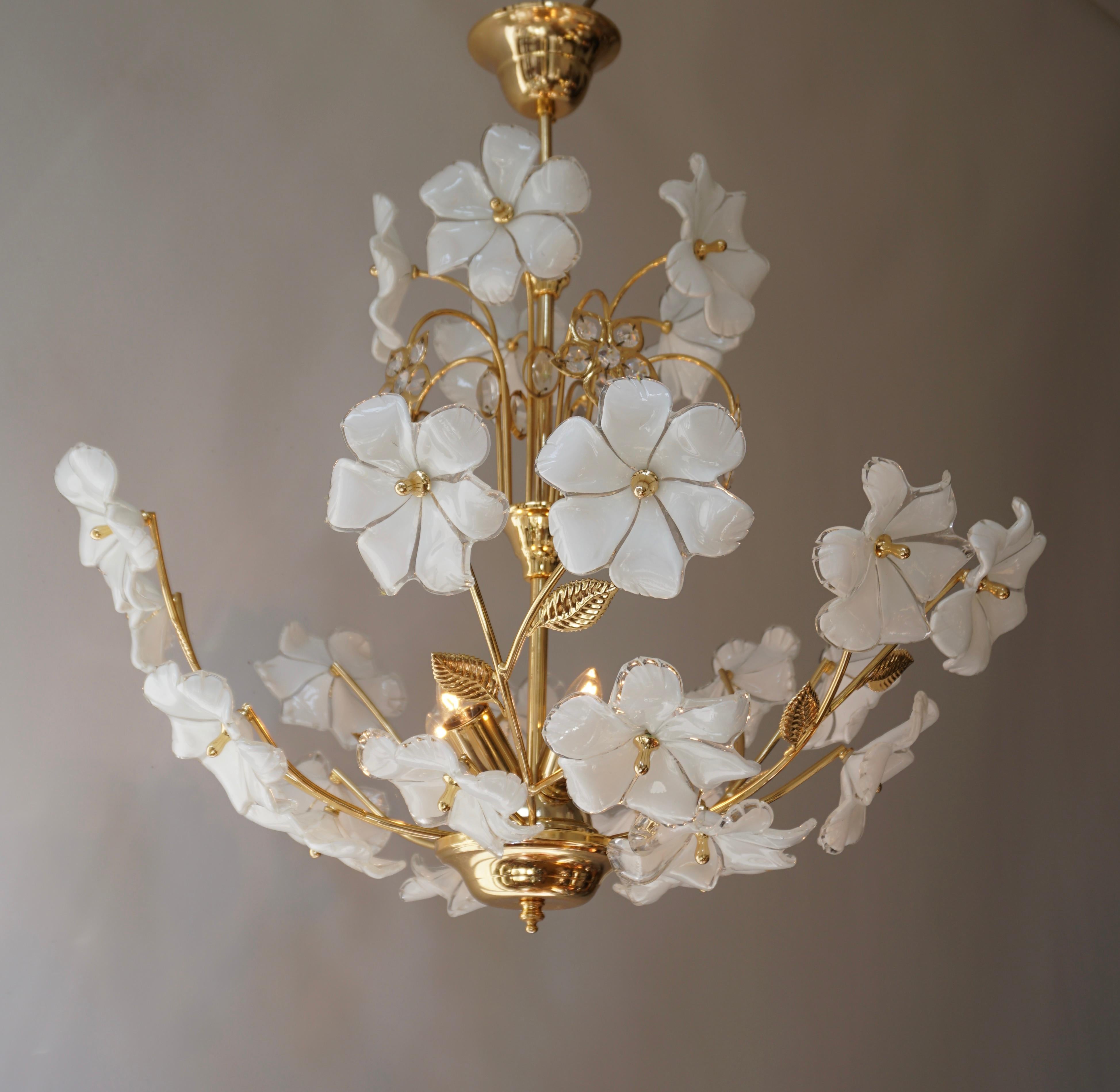 Large Italian brass chandelier with white Murano glass and crystal flowers.

The light requires five single E14 screw fit lightbulbs (40Watt max.) LED compatible.

Measures: Diameter 63 cm.
Height fixture 50 cm.
Total height including chain 65