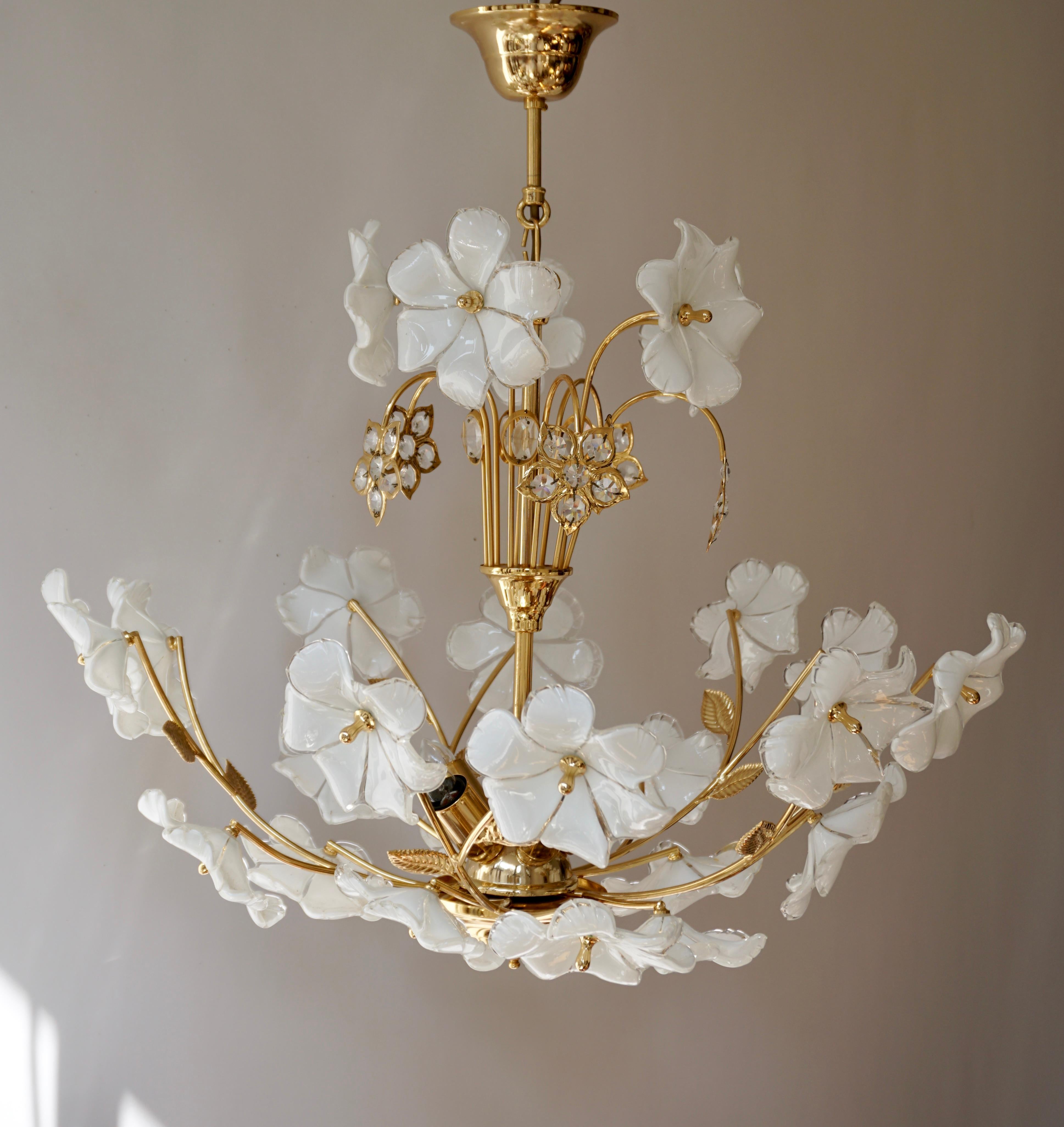 20th Century Italian Brass Chandelier with White Murano Glass and Crystal Flowers