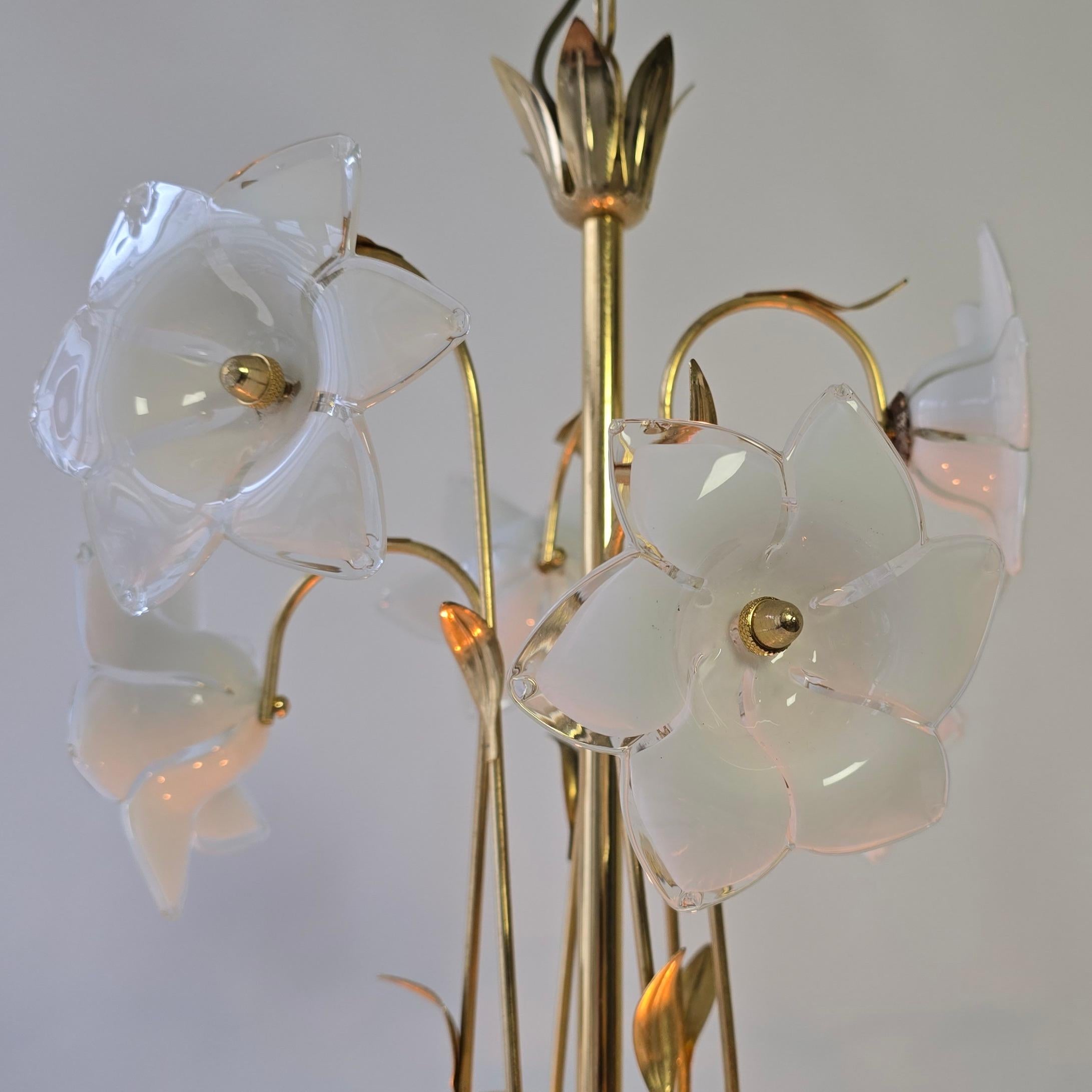 Lampadario italiano in ottone con fiori in vetro di Murano bianco in vendita 3