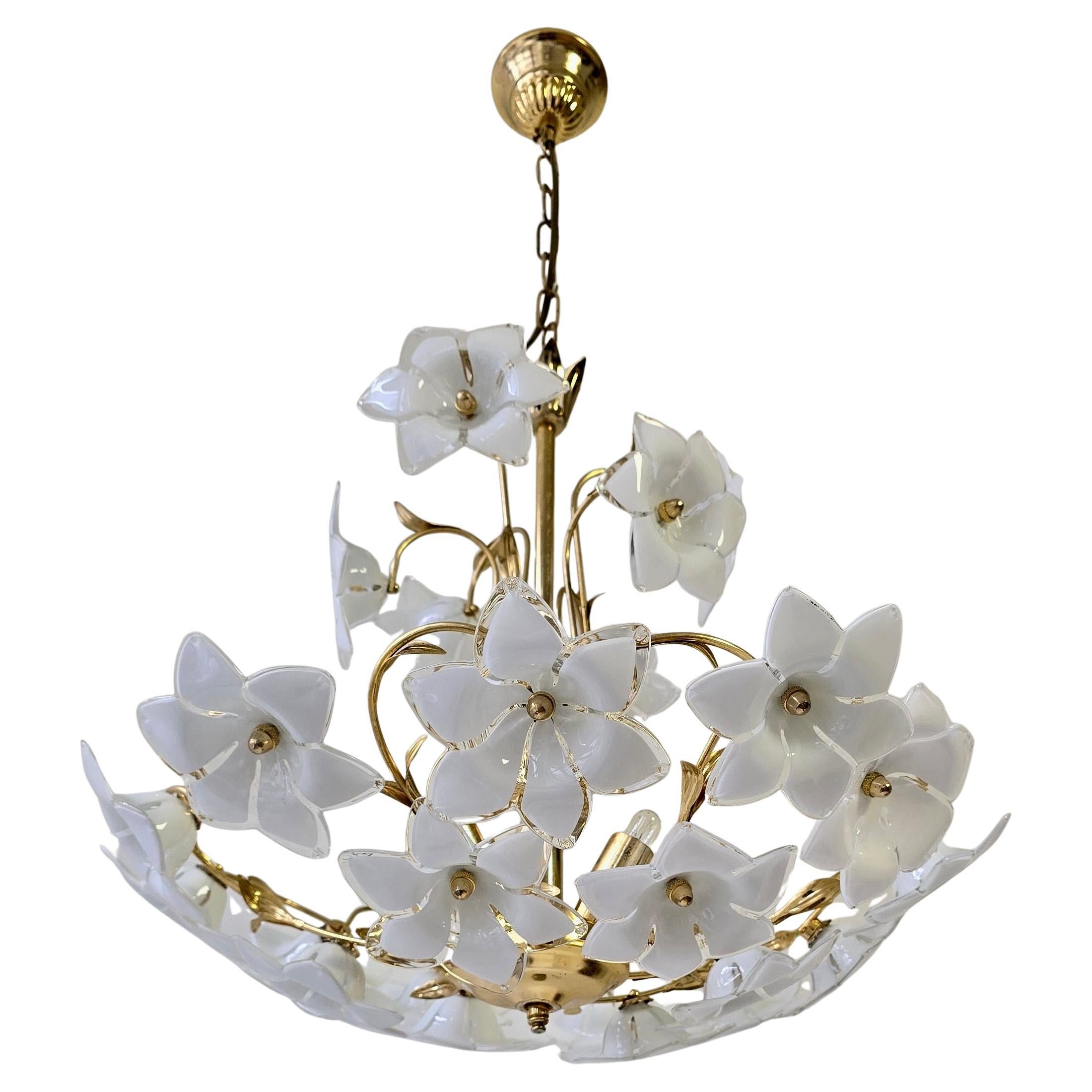 Incantevole lampadario italiano in vetro di Murano e ottone con fiori - Design di metà secolo

Porta a casa tua l'eleganza senza tempo dell'artigianato italiano con questo lampadario mozzafiato in vetro di Murano e ottone, una rara gemma della metà
