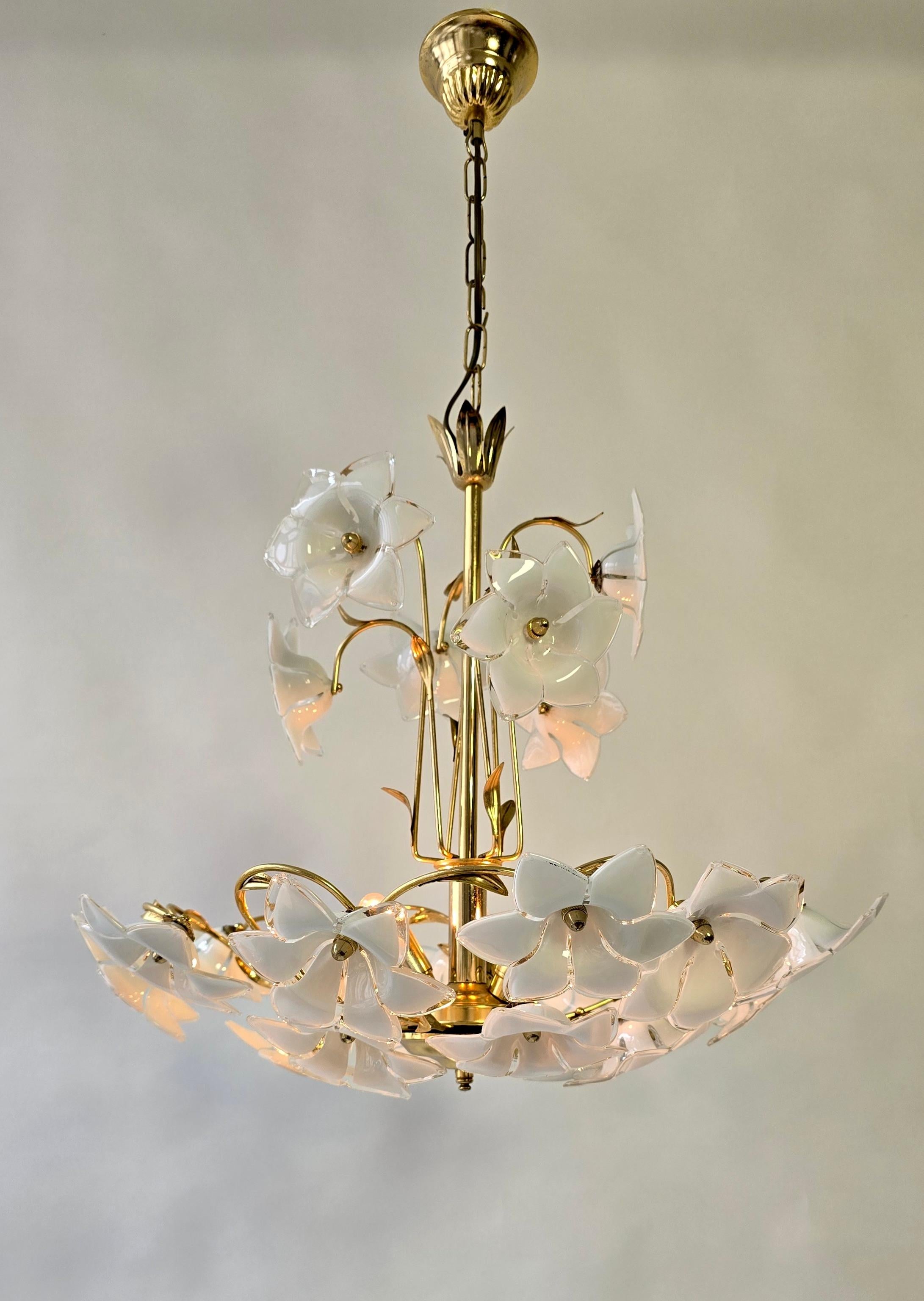 Mid-Century moderno Lampadario italiano in ottone con fiori in vetro di Murano bianco in vendita
