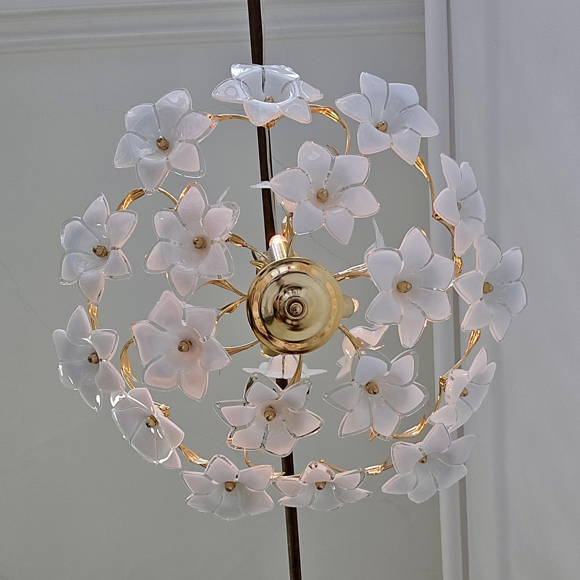Italiano Lampadario italiano in ottone con fiori in vetro di Murano bianco in vendita