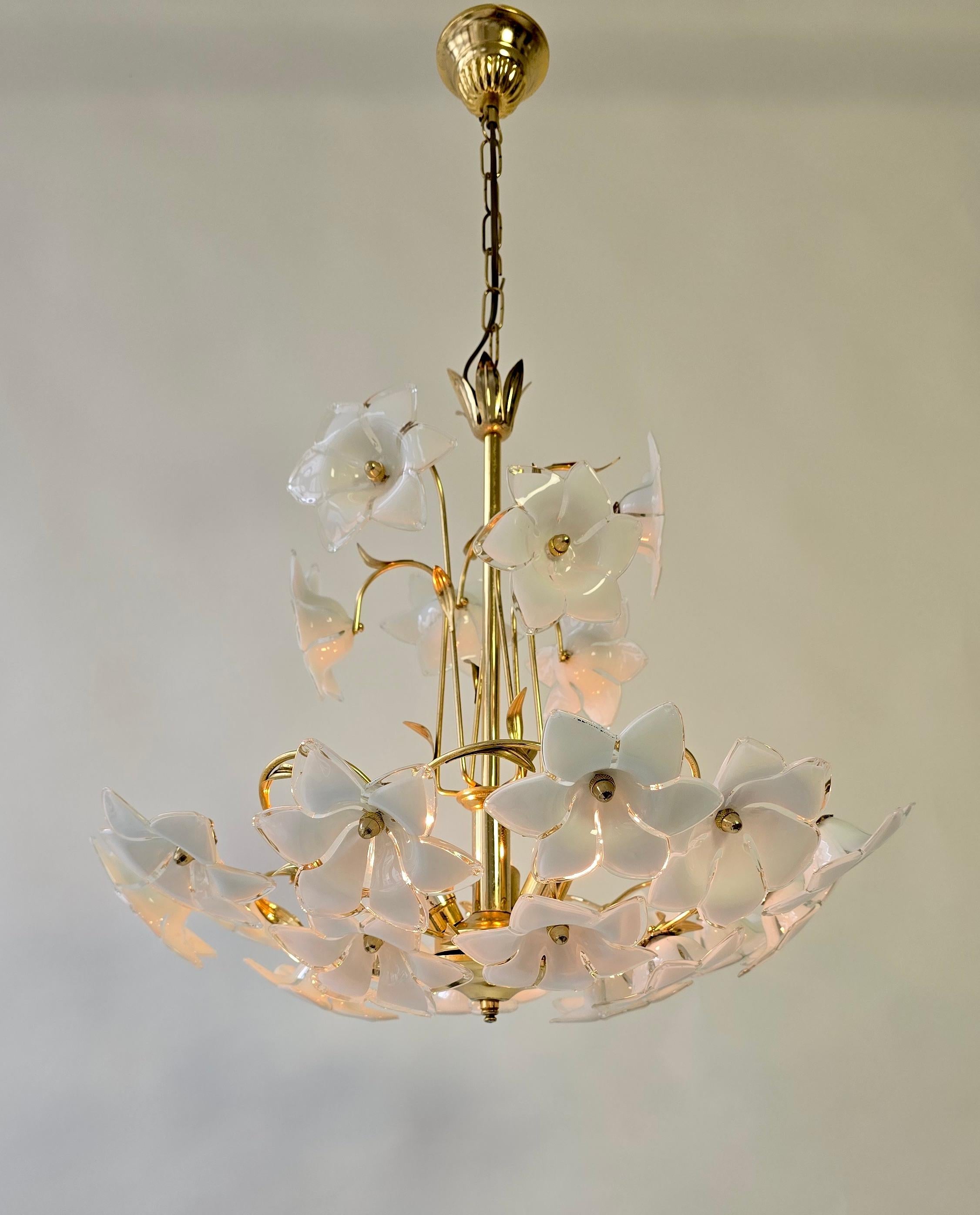 Lampadario italiano in ottone con fiori in vetro di Murano bianco In condizioni buone in vendita a Antwerp, BE