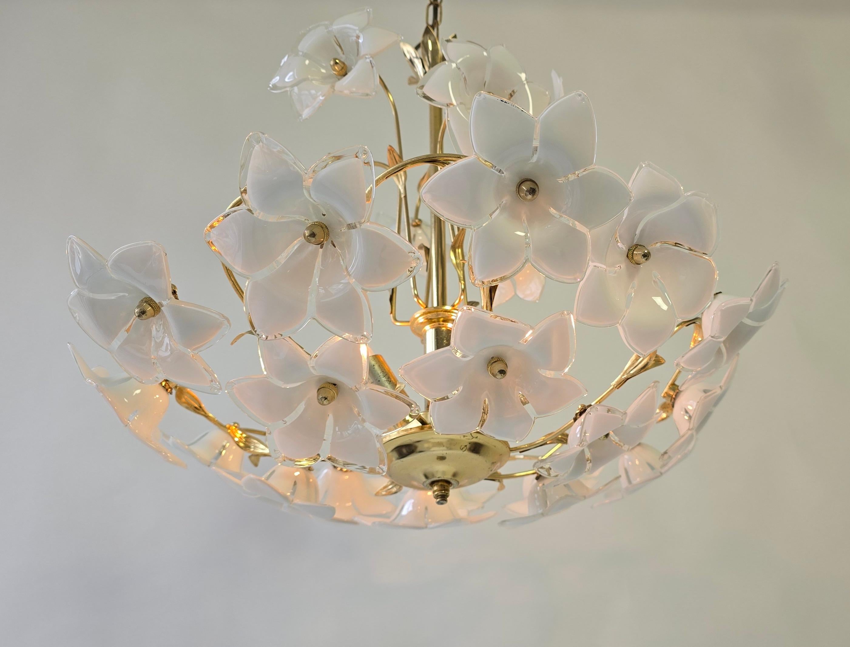 XX secolo Lampadario italiano in ottone con fiori in vetro di Murano bianco in vendita