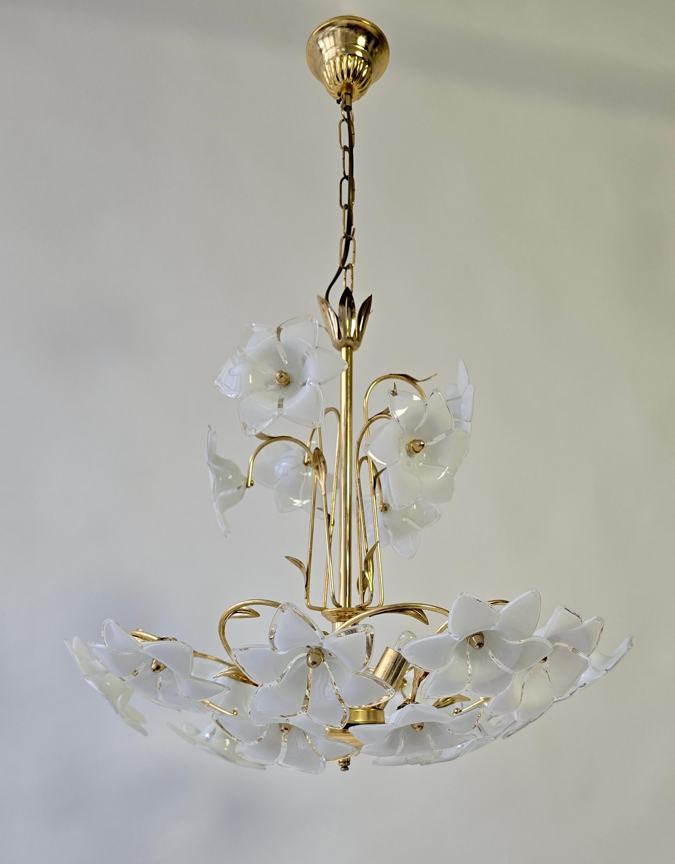 Ottone Lampadario italiano in ottone con fiori in vetro di Murano bianco in vendita