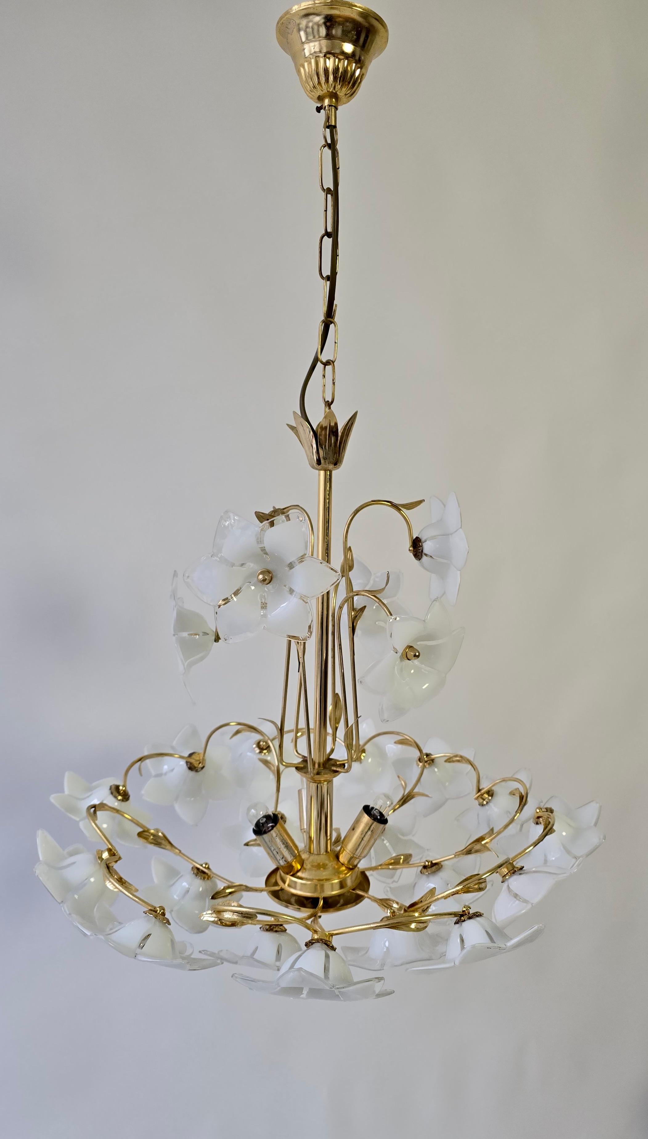 Lampadario italiano in ottone con fiori in vetro di Murano bianco in vendita 1