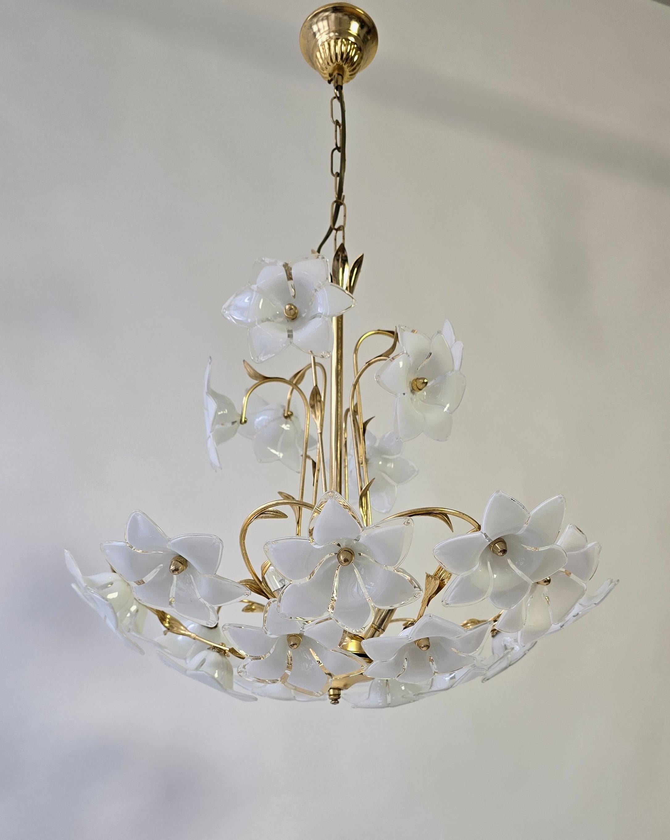 Lampadario italiano in ottone con fiori in vetro di Murano bianco in vendita 2